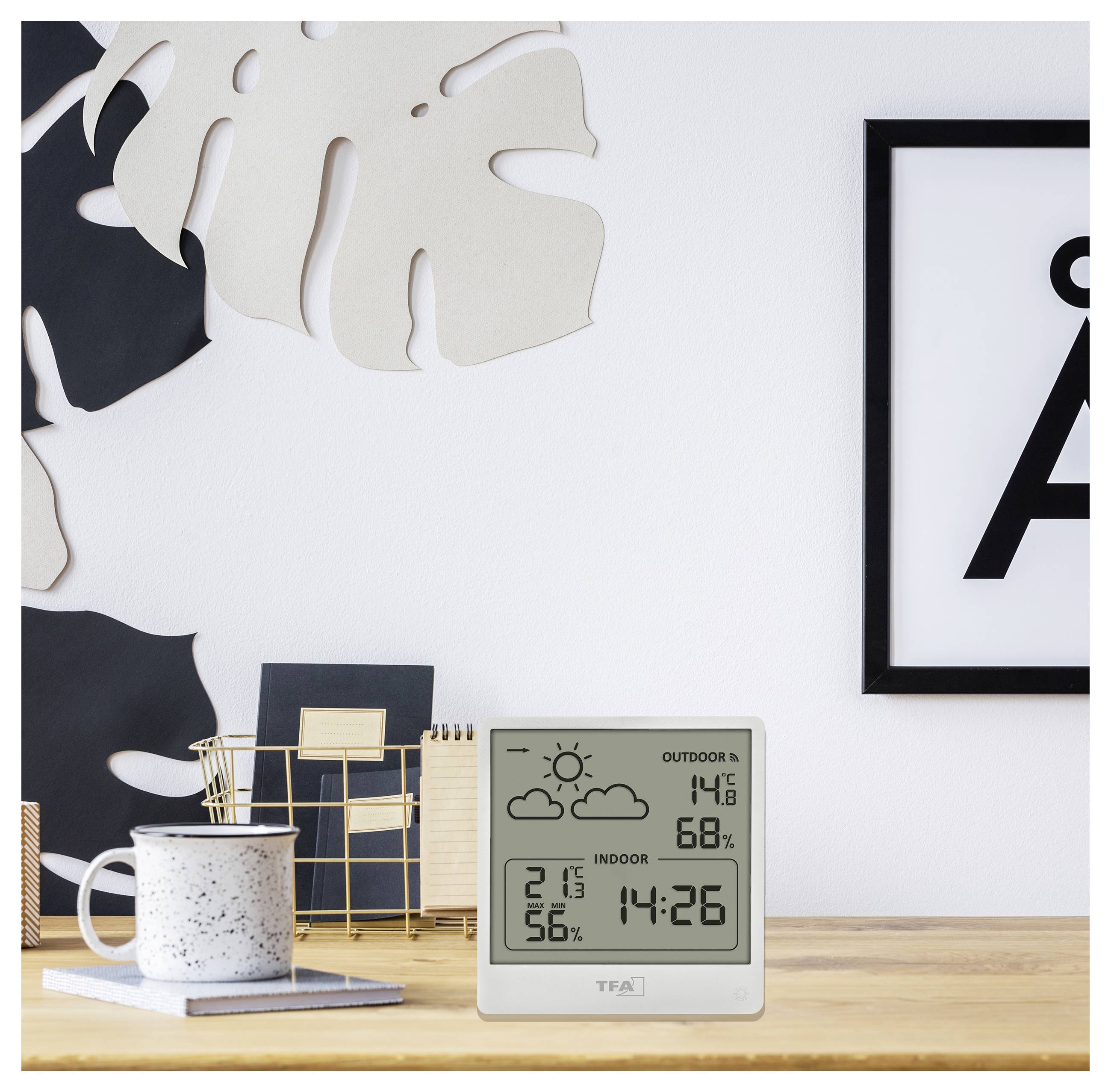 Das Bild zeigt die Rückseite eines Desktop-Computers mit mehreren Anschlüssen, Steckplätzen und einem Netzteil-Lüfter, die die Konnektivitätsoptionen hervorheben.