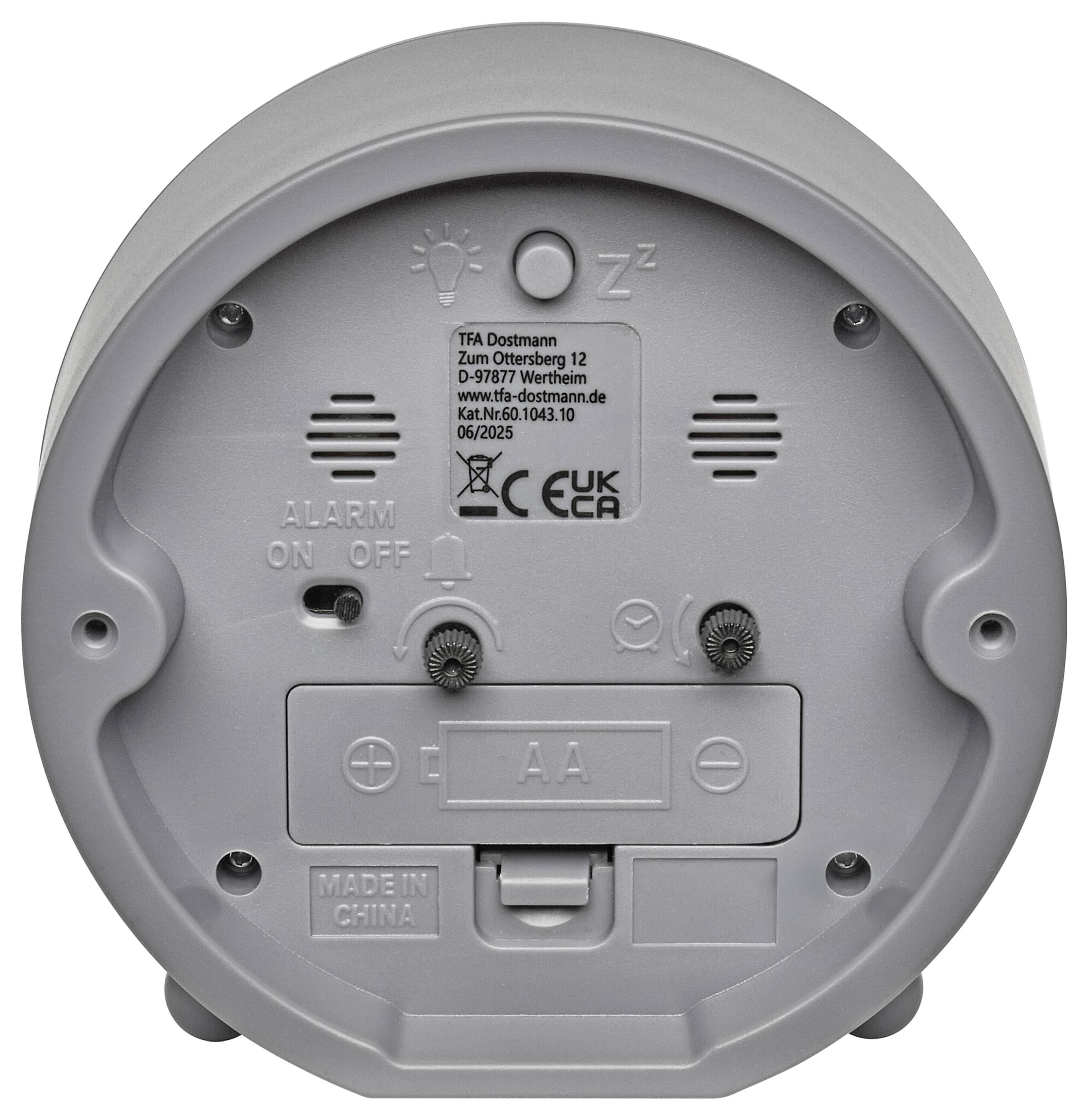 Die Rückseite eines runden elektronischen Geräts mit Alarmtasten, einem Batteriefach für AA-Batterien und einem „Made in China