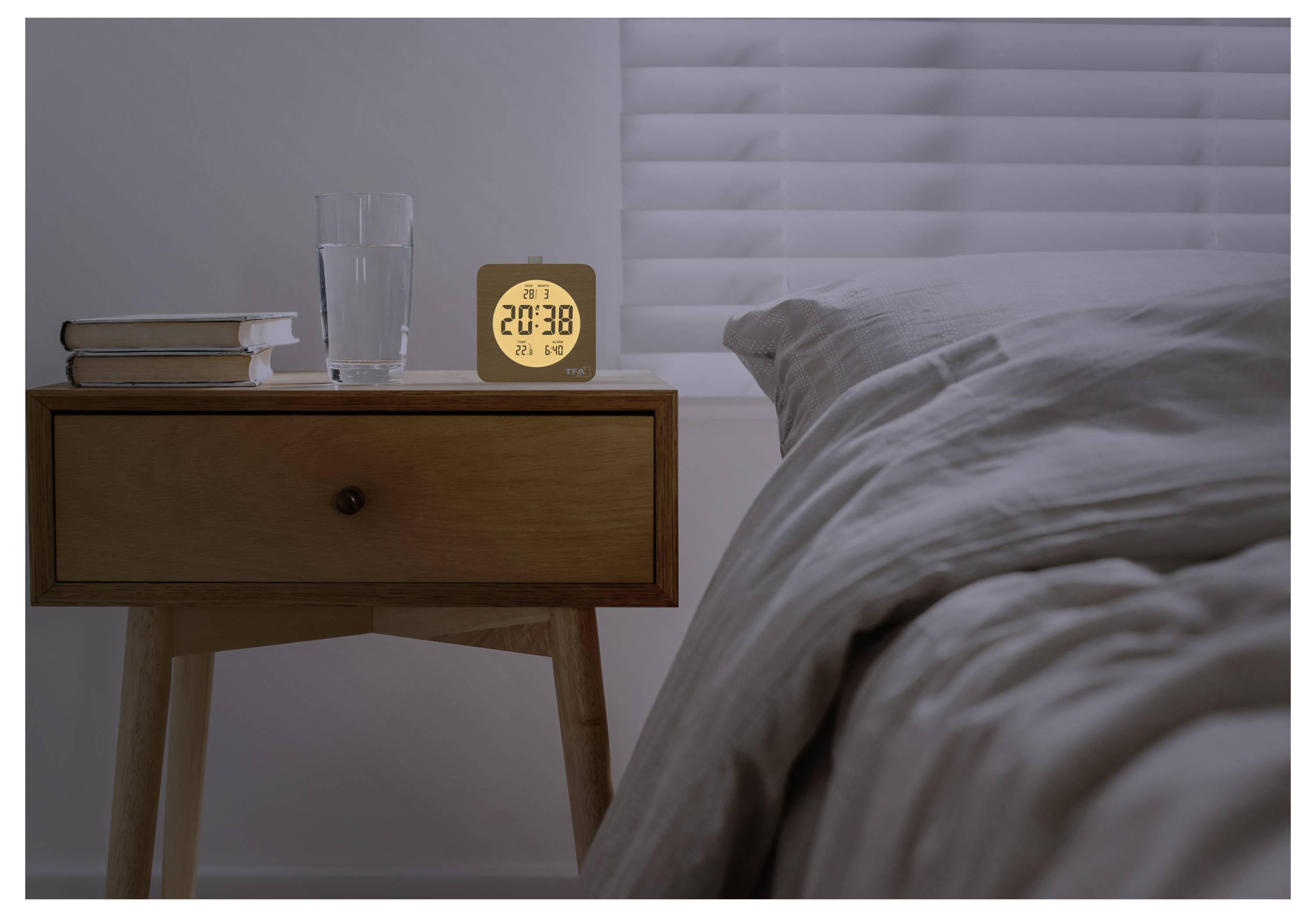 TFA Dostmann 60.2049.05 Quarz Wecker Braun, Buche Alarmzeiten 1 Großes Display