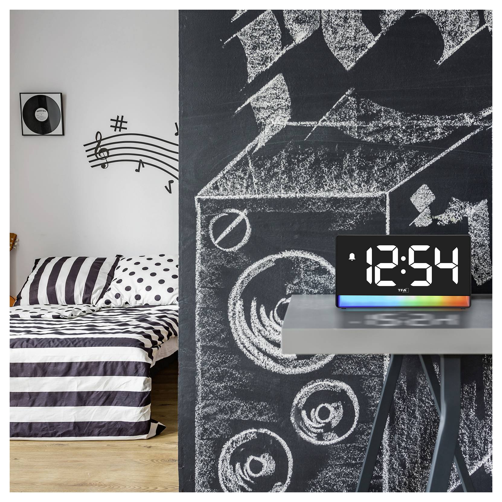 TFA Dostmann 60.2051.01 Quarz Wecker Schwarz inkl. Ladefunktion