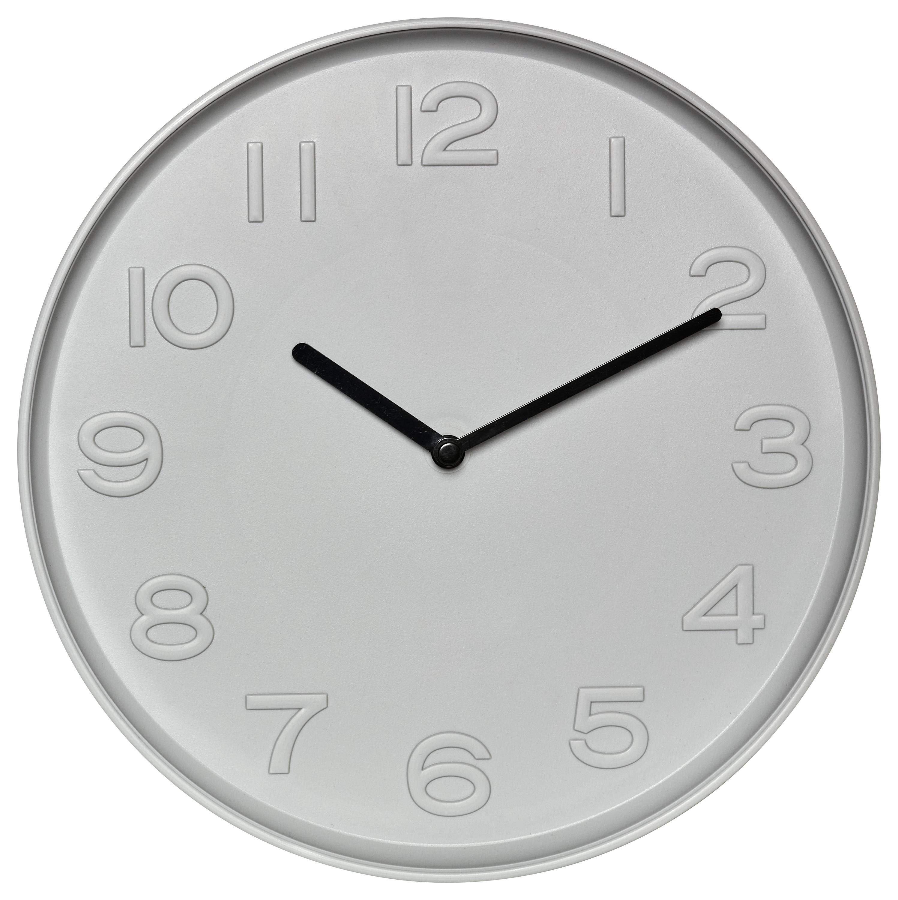 Eine runde Wanduhr mit minimalistischem Design, die die Zeit 10:10 anzeigt. Die Uhr hat erhabene Zahlen und schwarze Stunden- und Minutenzeiger.