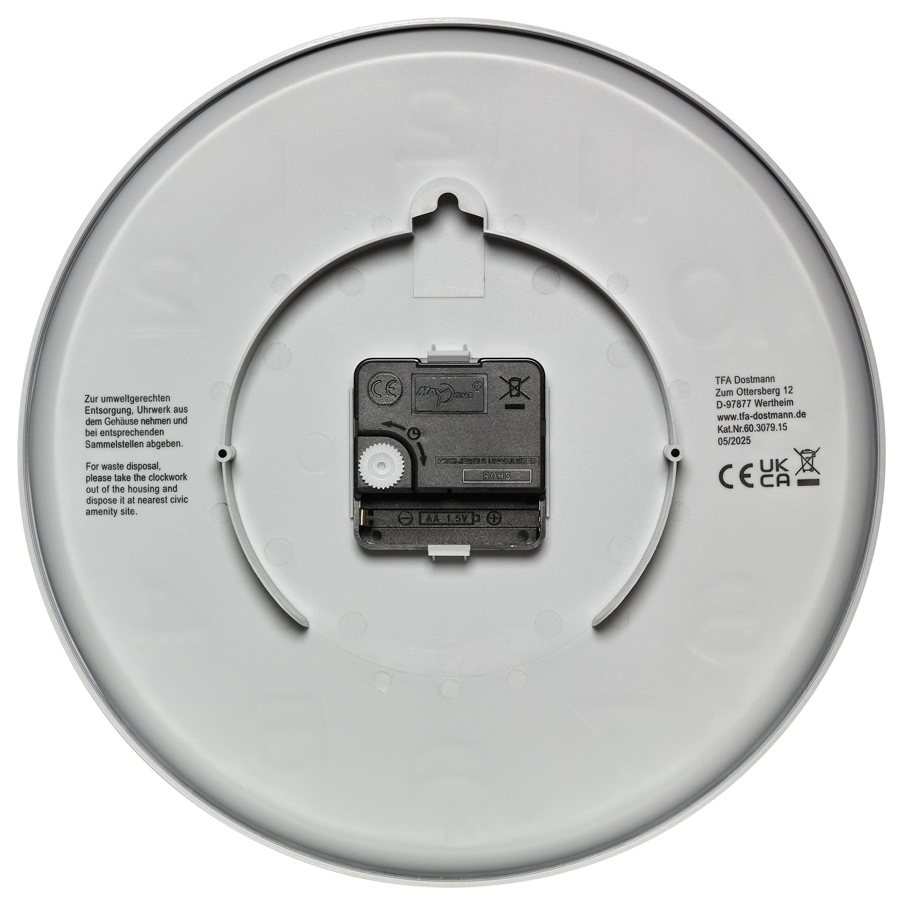 Die Rückseite einer Wanduhr mit Batteriefach und Regulierungsinformationen, die darum herum gedruckt sind, einschließlich der Herstellerangaben.