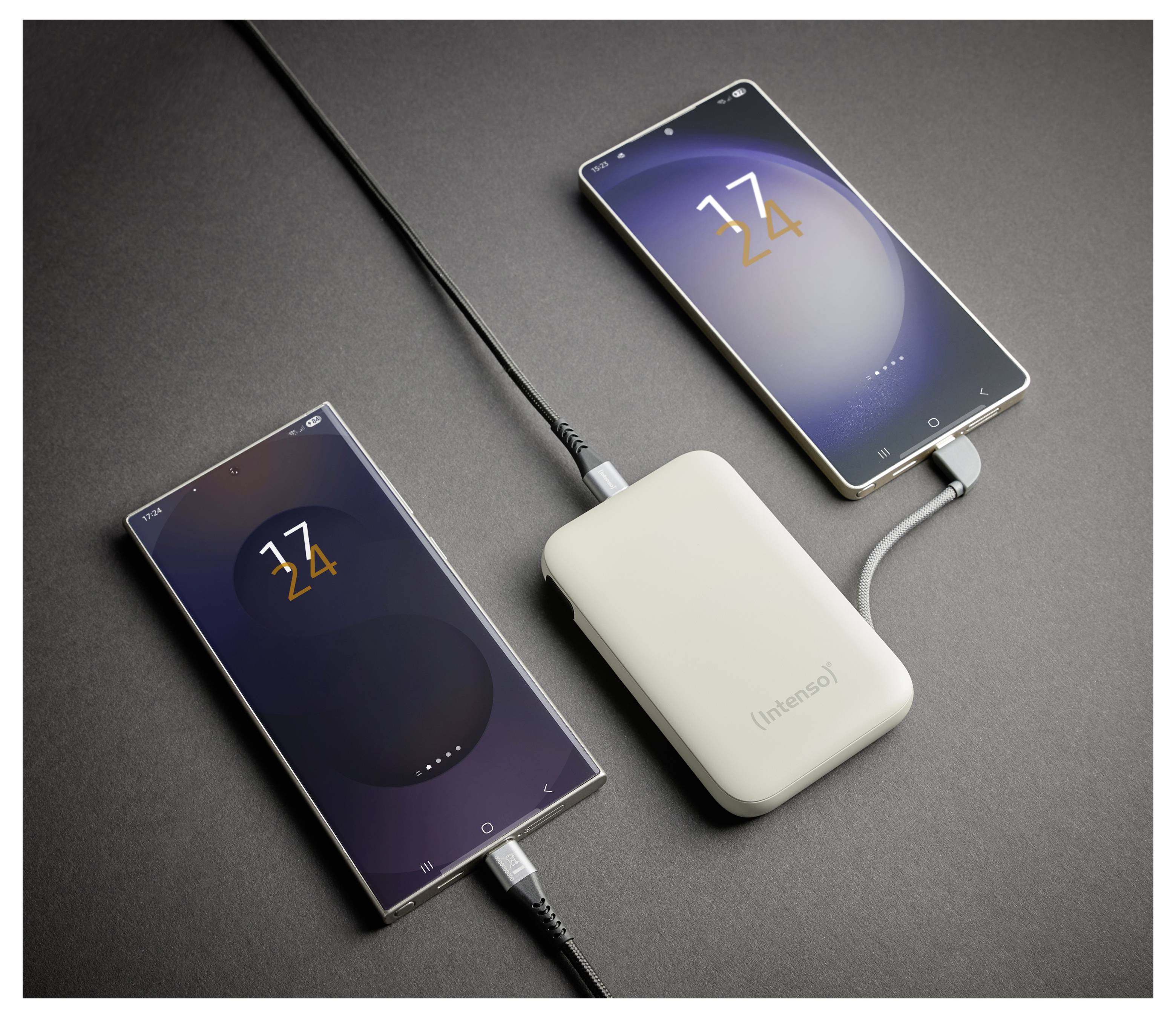 Eine weiße Powerbank, die zwei Smartphones lädt, beide zeigen einen Akkustand von „24 %