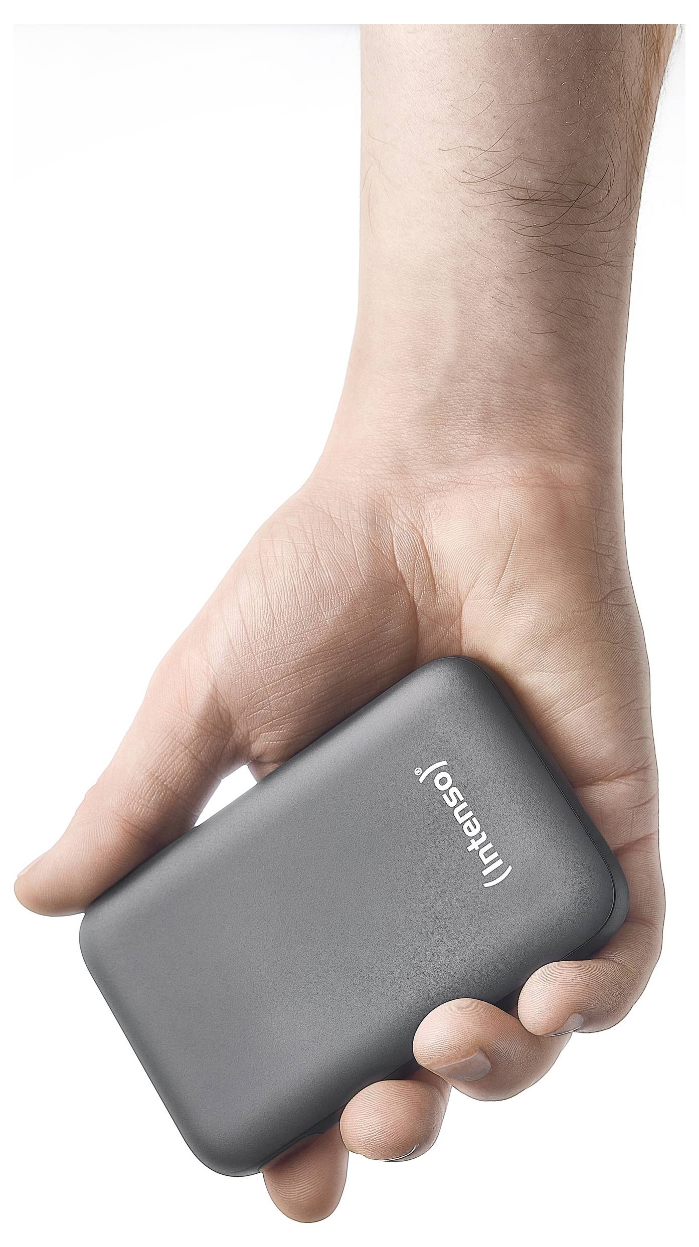 Eine Hand, die eine kleine, schwarze, tragbare externe Festplatte mit der Aufschrift 