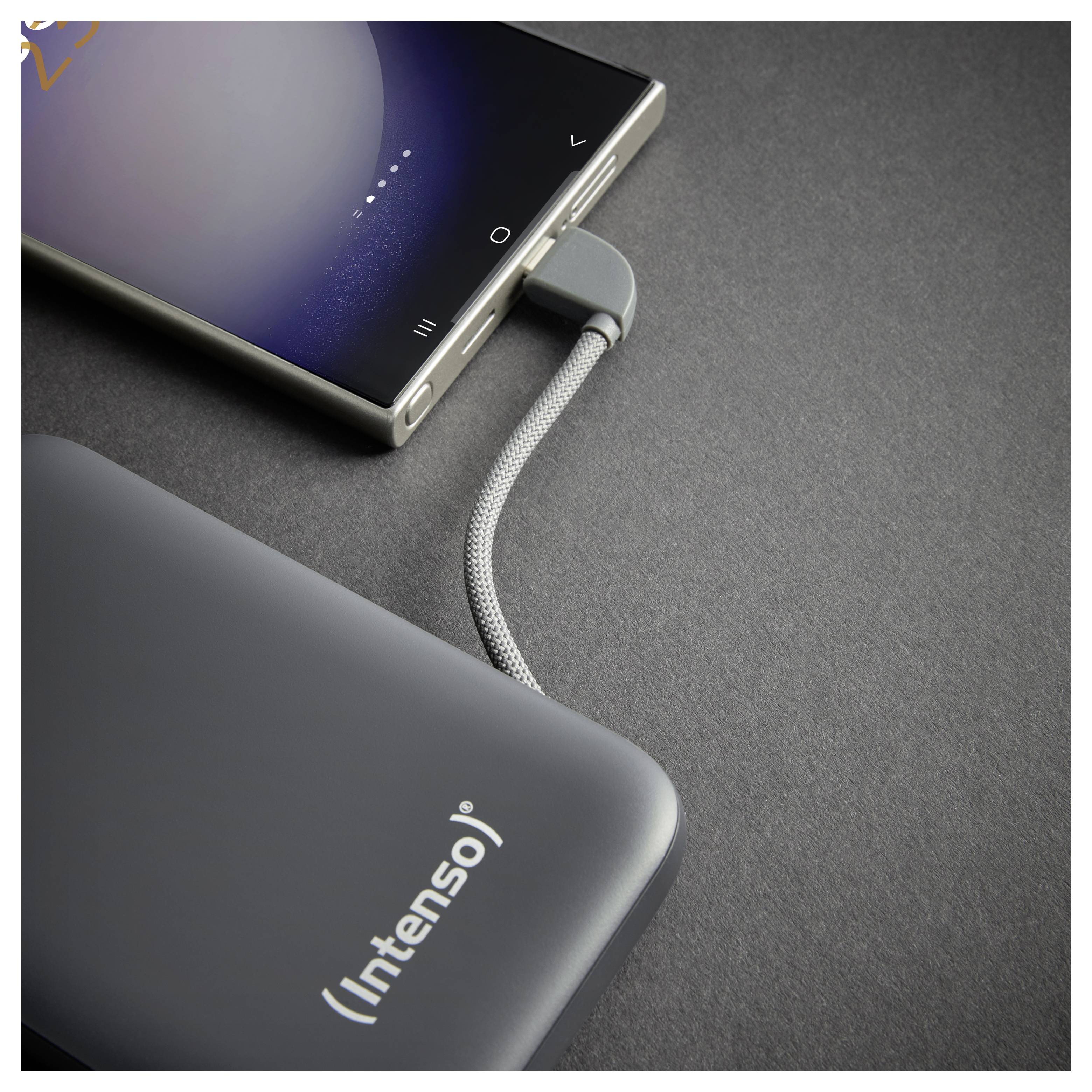 Smartphone verbunden mit einer grauen Intenso-Powerbank mit geflochtenem Kabel auf einer dunklen Oberfläche, was auf Laden oder Datenübertragung hindeutet.