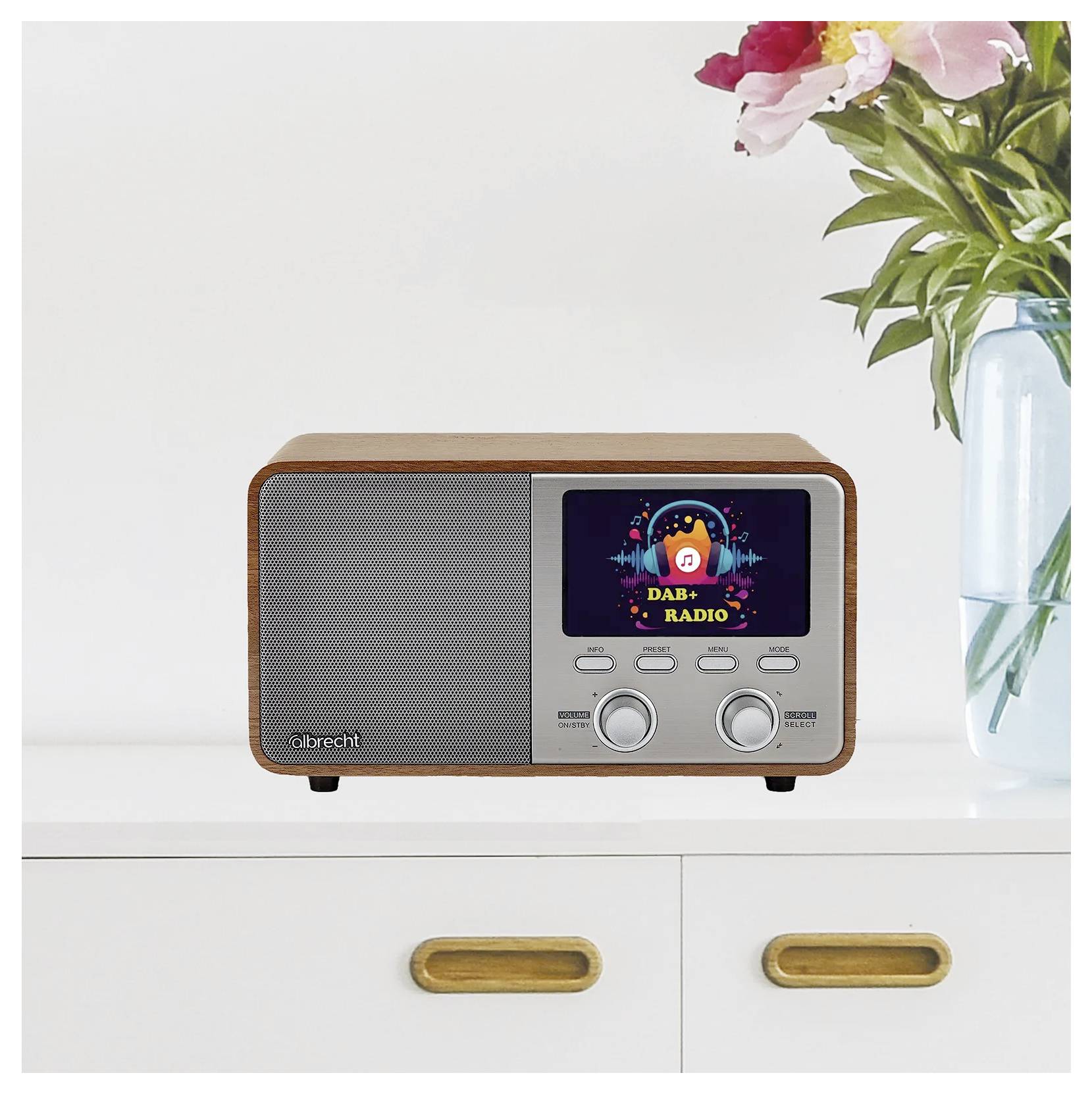 Ein Digital-Radio im Vintage-Stil steht auf einem weißen Regal. Ein kleines Display zeigt ein buntes „DAB Radio