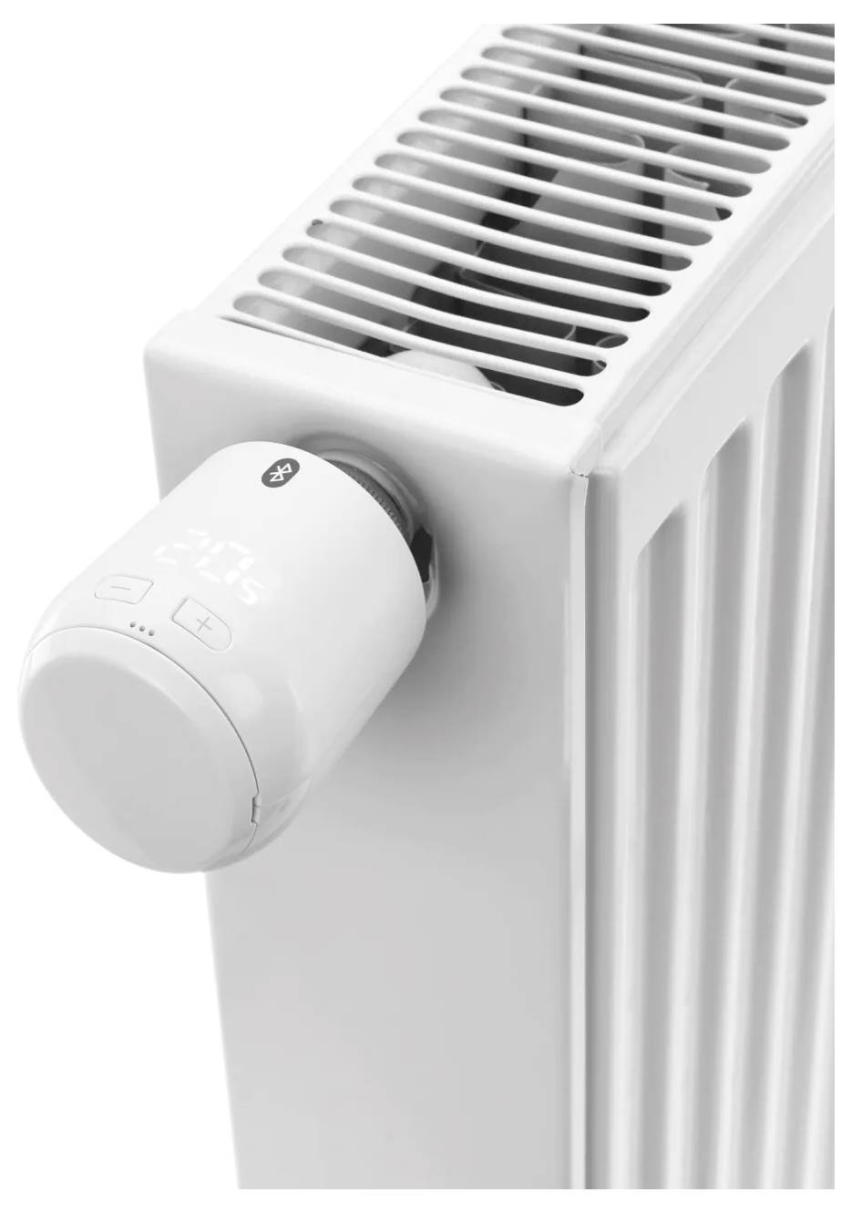 Weißer Heizkörper mit digitalem Thermostat auf 21°C eingestellt mit Bedienschaltflächen.