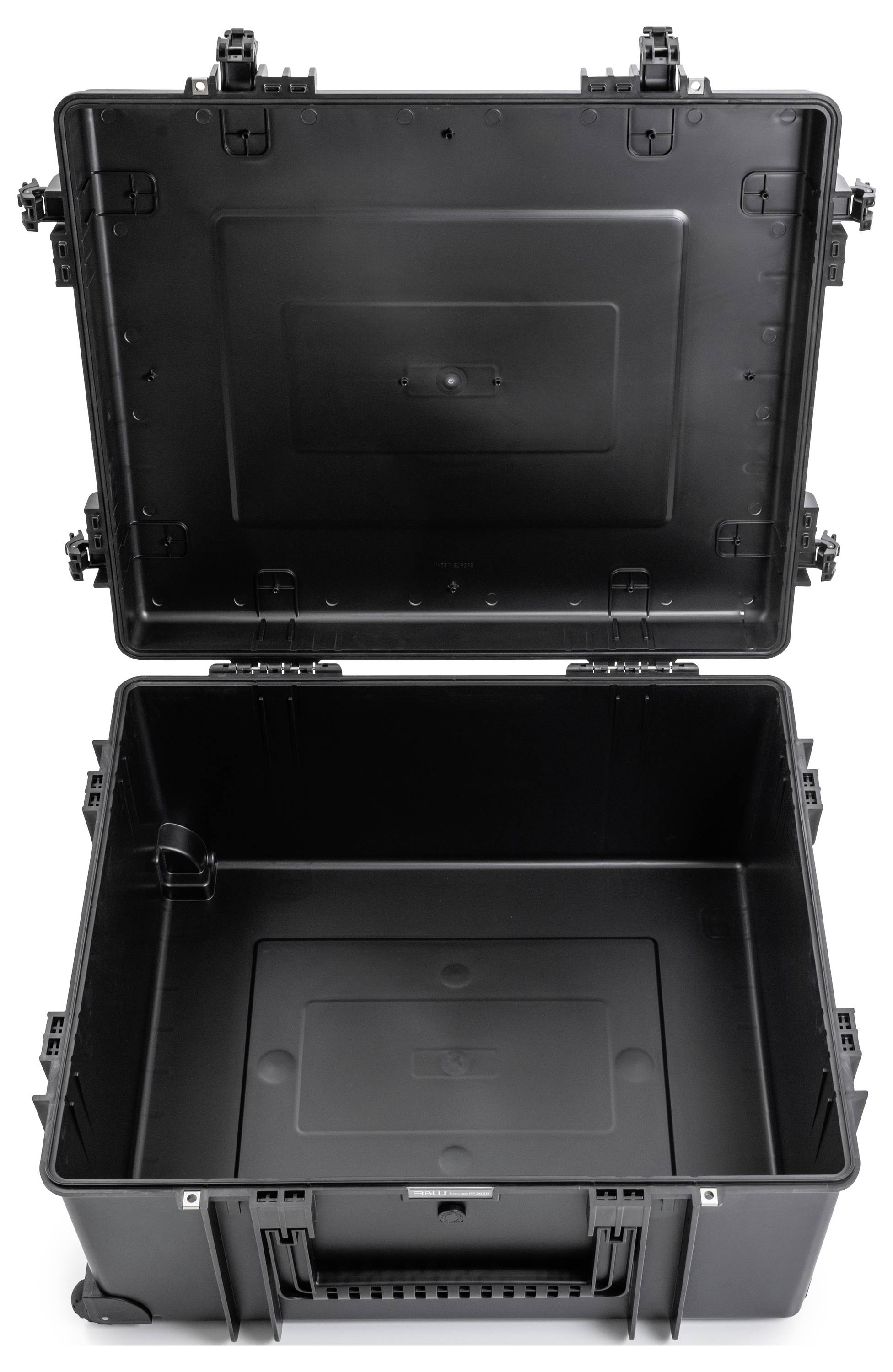 Ein offener, leerer schwarzer Hartkoffer mit Verschlüssen auf dem Deckel und dem Gehäuse, entwickelt zum Schutz von Ausrüstung während des Transports.