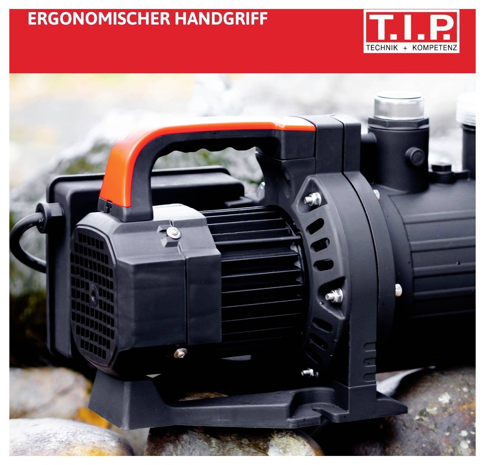 Eine schwarze Wasserpumpe mit rotem ergonomischem Handgriff von T.I.P., platziert auf Steinen. Oben steht 'ERGONOMISCHER HANDGRIFF'.