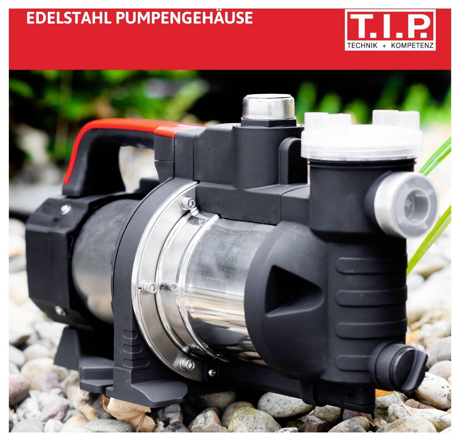 Hochwertige Wasserpumpe mit Edelstahlgehäuse auf Kiesboden. Darauf steht 'Edelstahl Pumpengehäuse'. Im Hintergrund sind unscharfe Blätter.