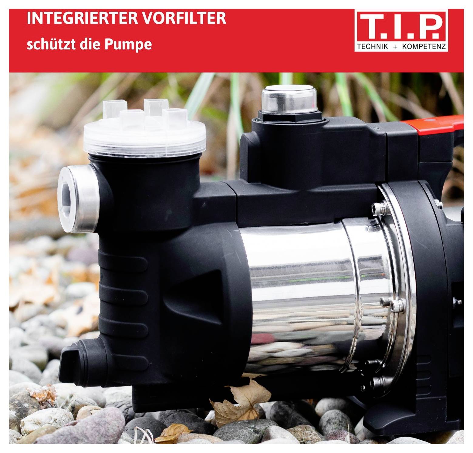 Nahaufnahme einer Wasserpumpe mit integriertem Vorfilter, umgeben von Kieselsteinen, Text oben im Bild: Integrierter Vorfilter schützt die Pumpe.