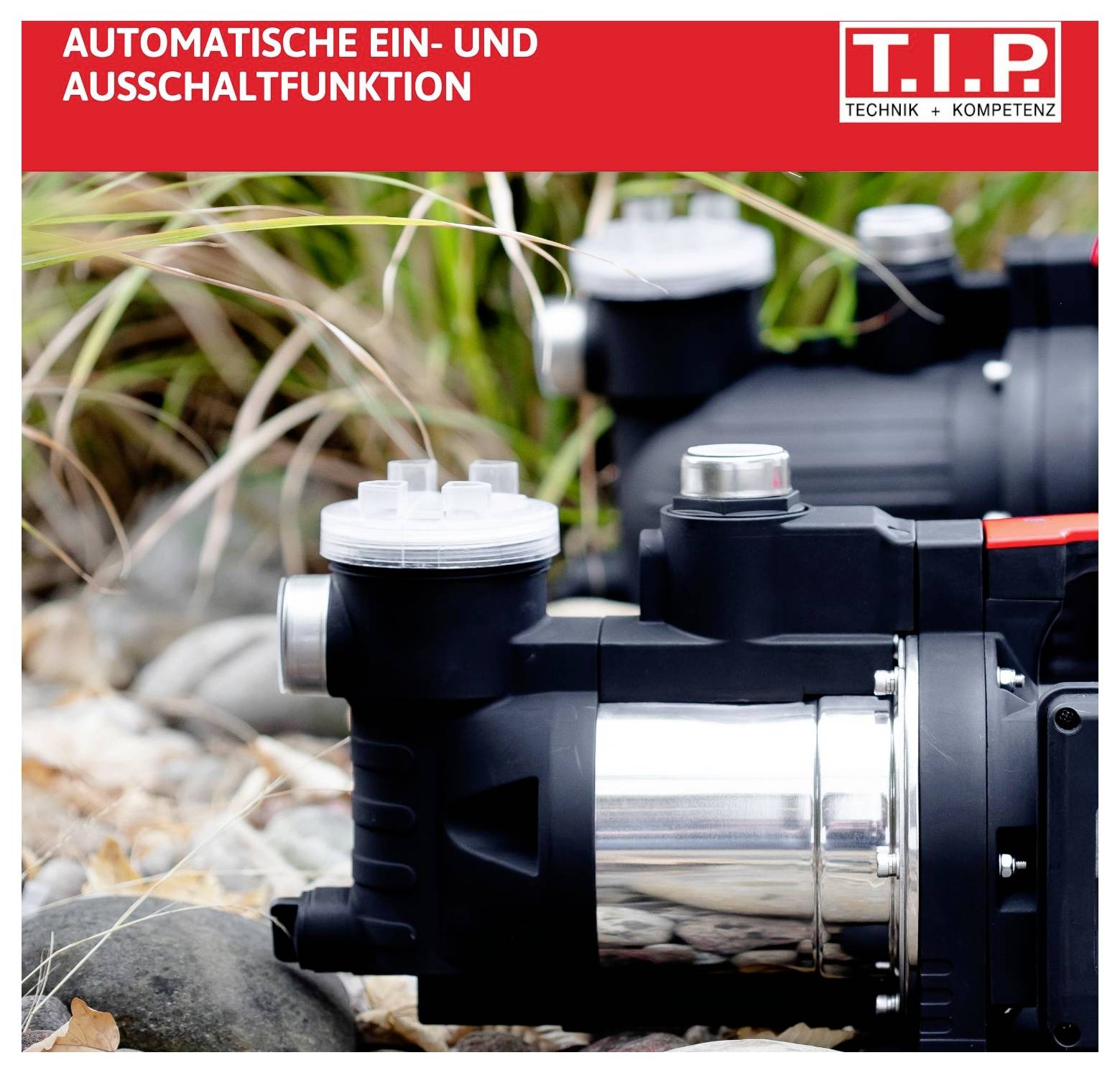 Eine Pumpe mit automatischer Ein- und Ausschaltfunktion von T.I.P., umgeben von Steinen und Pflanzen im Freien.