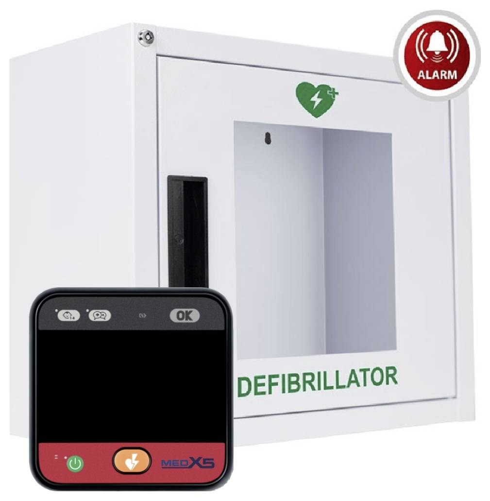 Ein weiß montierter Wandschrank für einen Defibrillator mit einem grünen Herzlogo und der Aufschrift „DEFIBRILLATOR
