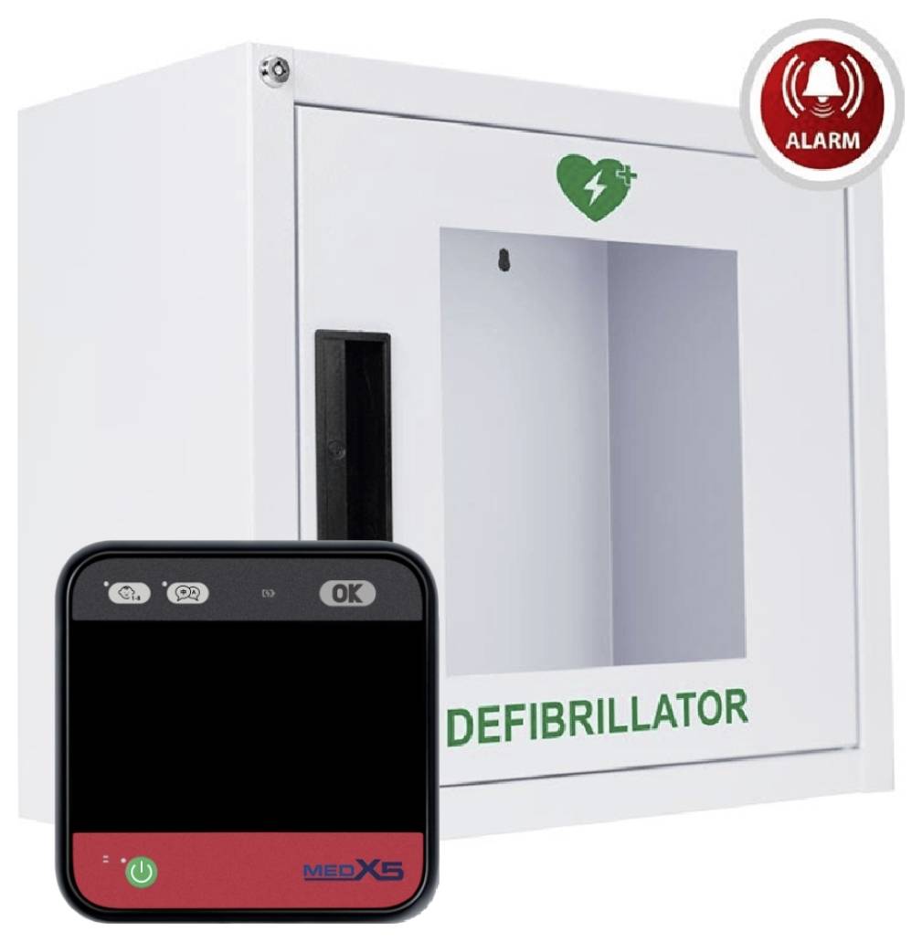 Ein weißer, quadratischer Computerlüfter mit einer zentralen metallischen Nabe und gekrümmten Blättern, entwickelt für Kühlsysteme in elektronischen Geräten.