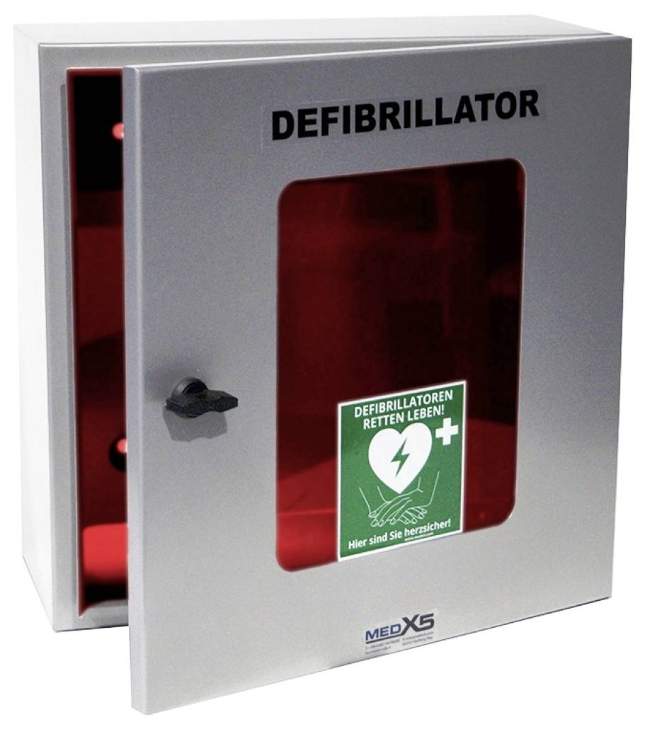 Ein weißer Defibrillatorschrank mit einer transparenten Tür, die einen Defibrillator im Inneren zeigt. Der Schrank hat ein grünes Schild, das die Notfallverwendung kennzeichnet.