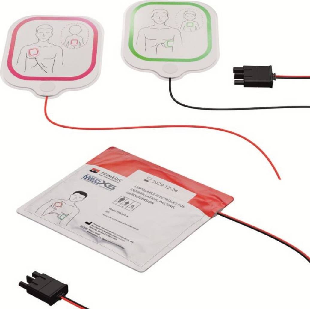 „Defibrillatorpads mit klaren Diagrammen zur Platzierung auf dem Brustkorb eines Patienten, verbunden durch blaue Drähte, in einem versiegelten Beutel verpackt.
