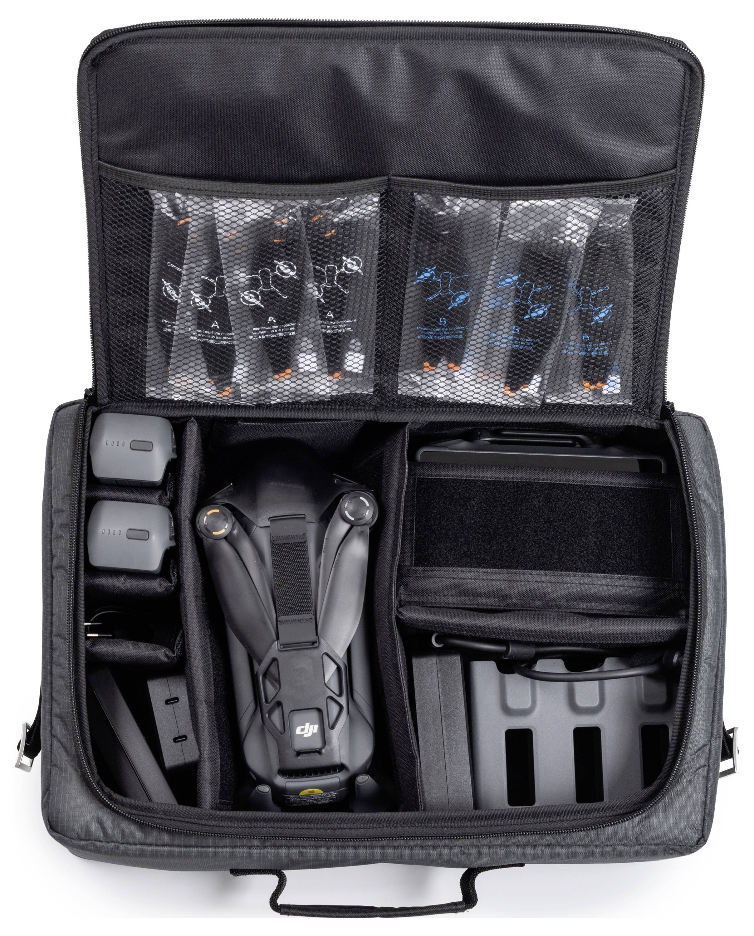 Ein offener schwarzer Transportkoffer mit mehreren Fächern, in dem eine Drohne, Batterien, Propeller und Zubehör untergebracht sind und die transportbereit sind.