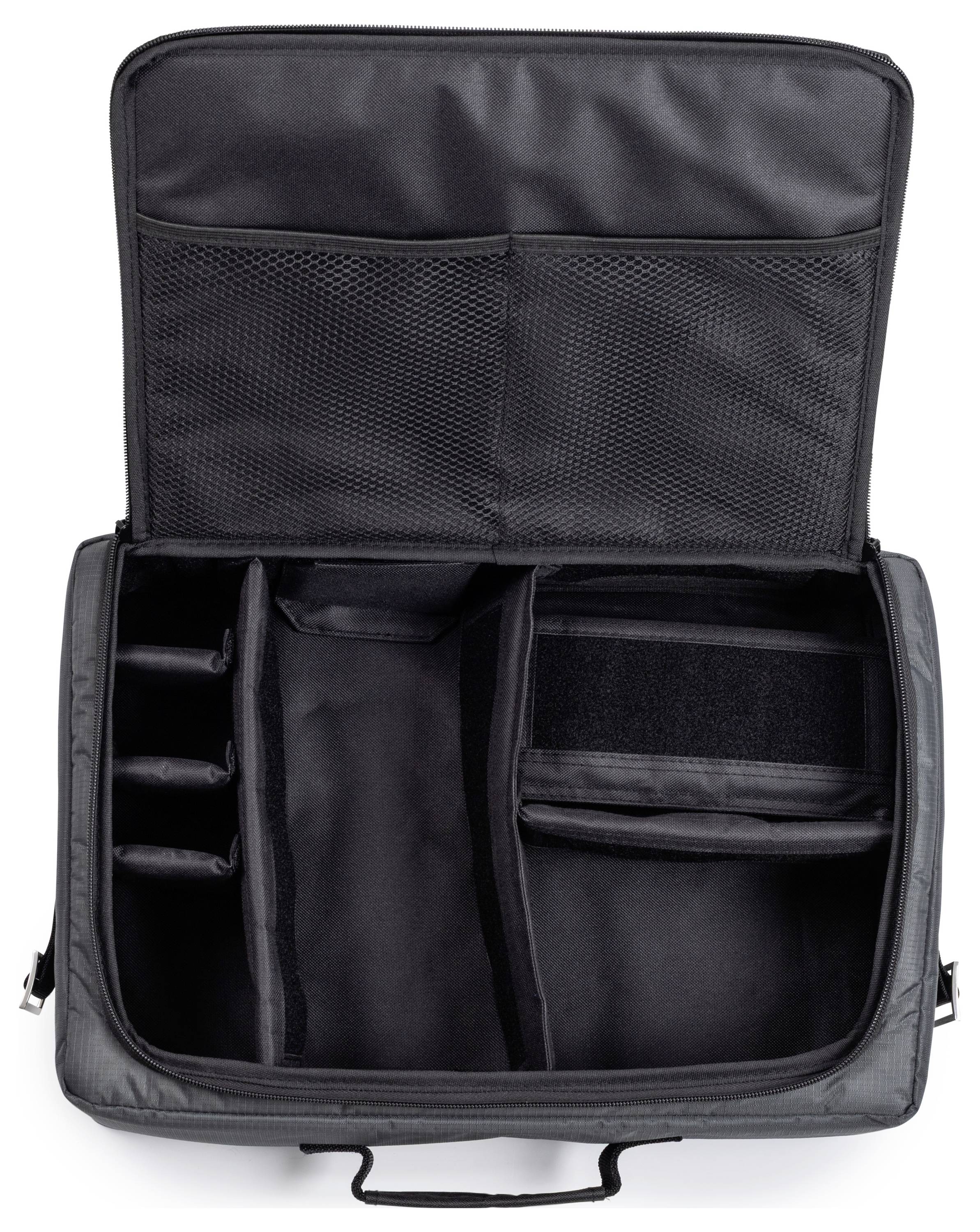 Ein offener, leerer schwarzer Koffer mit mehreren inneren Fächern und Netztaschen, der zum Organisieren und ordentlichen Lagern von Gegenständen konzipiert ist.