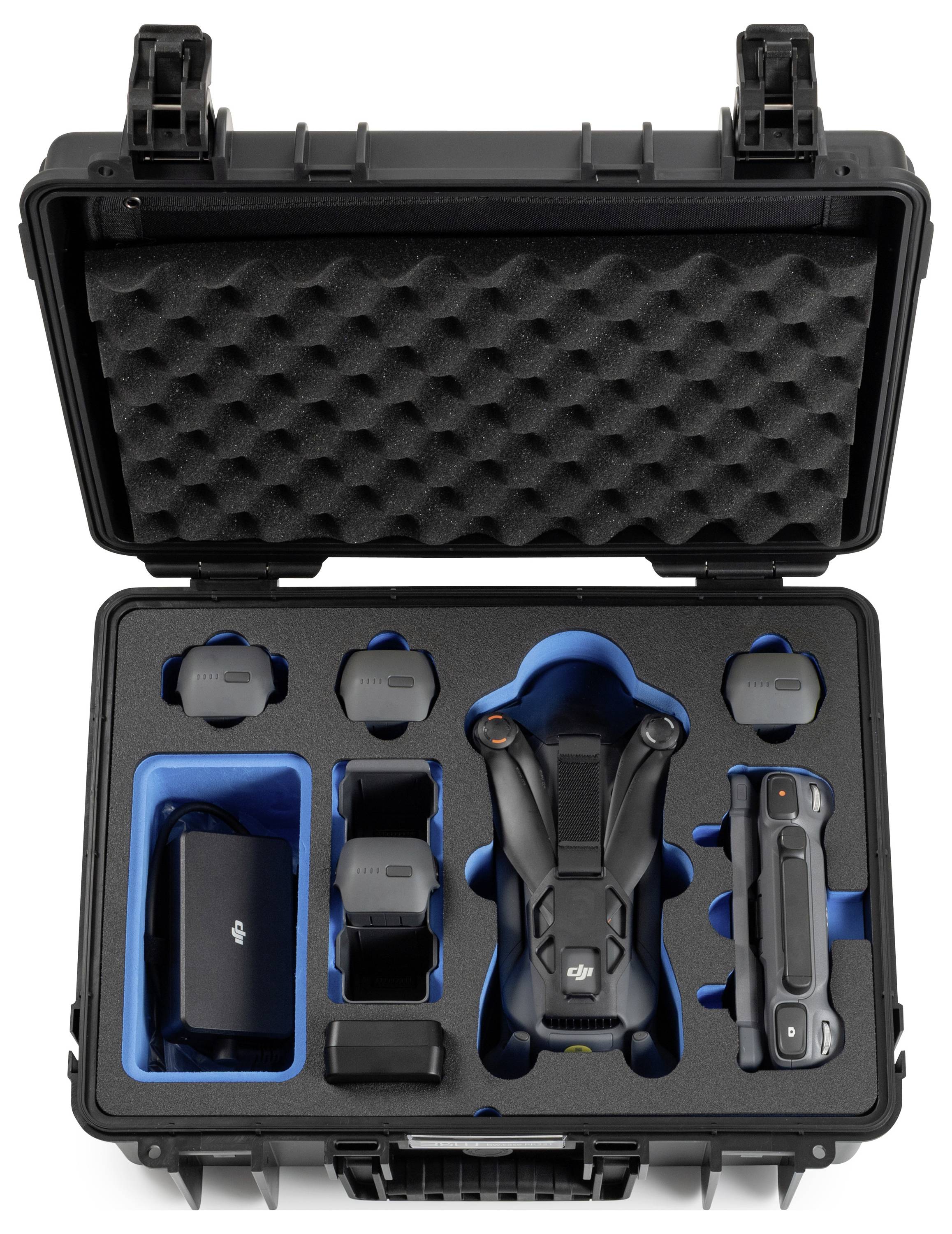 Offener schwarzer Schutzkoffer mit einer Drohne, einer Fernbedienung und mehreren Akkupacks. Schaumstoffpolsterung sorgt für Sicherheit während des Transports.