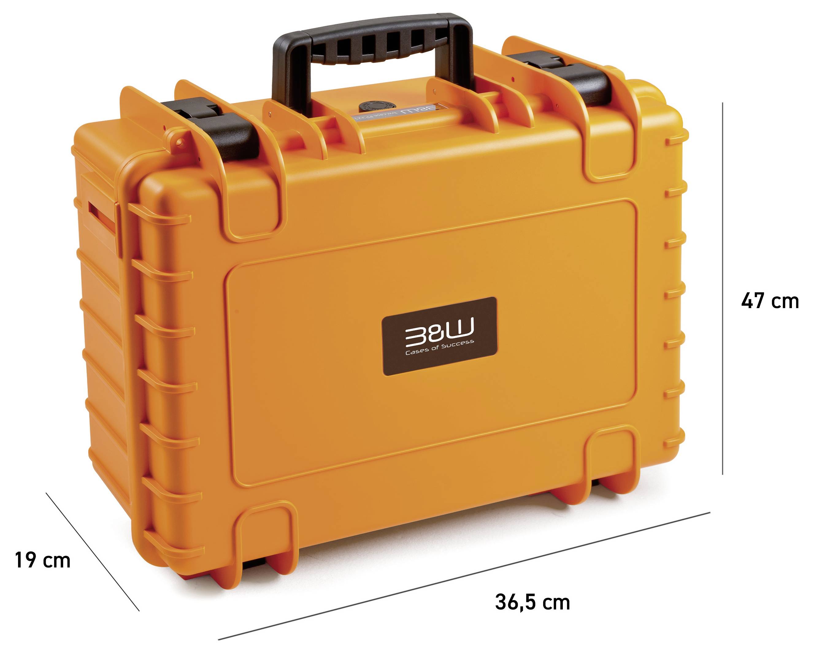 Ein orangefarbenes Schutzgehäuse mit Griff, mit einer Höhe von 47 cm, einer Breite von 36,5 cm und einer Tiefe von 19 cm, verwendet zur sicheren Lagerung von Ausrüstung.