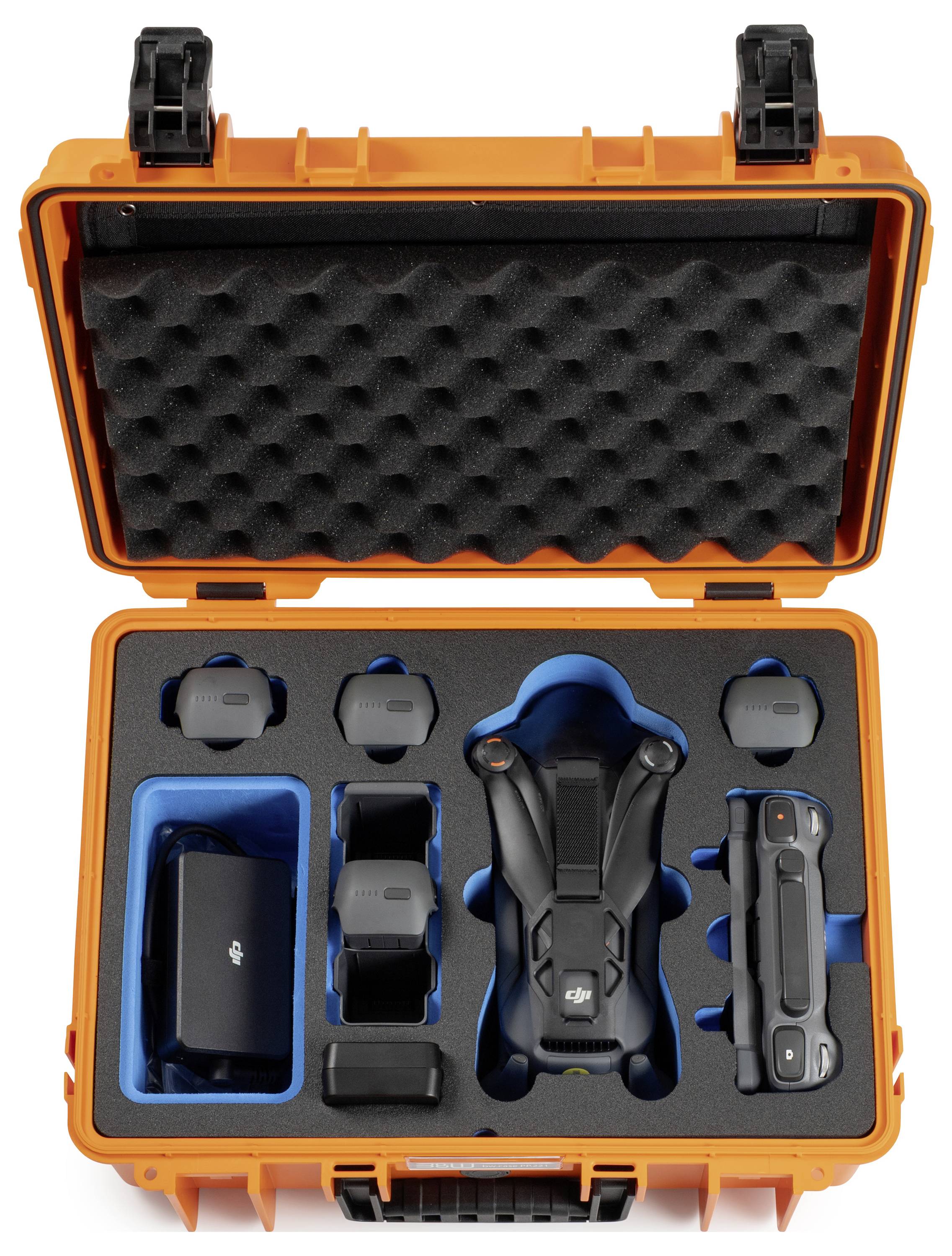 Eine offene orange Schutzbox, die eine Drohne, eine Fernbedienung, Batterien und Zubehör enthält, alles ordentlich in Schaumstoff-Fächern organisiert.