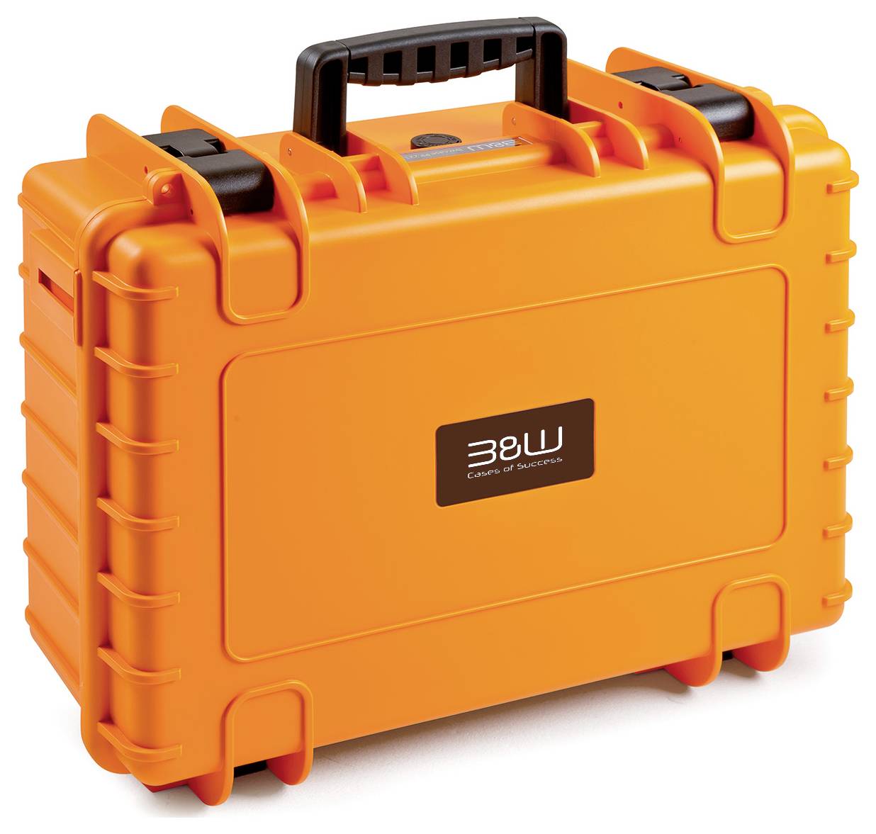 Ein orange farbenes, hartplastik Transportkoffer mit schwarzem Griff und sicheren Verschlusshebeln, mit dem „B&W