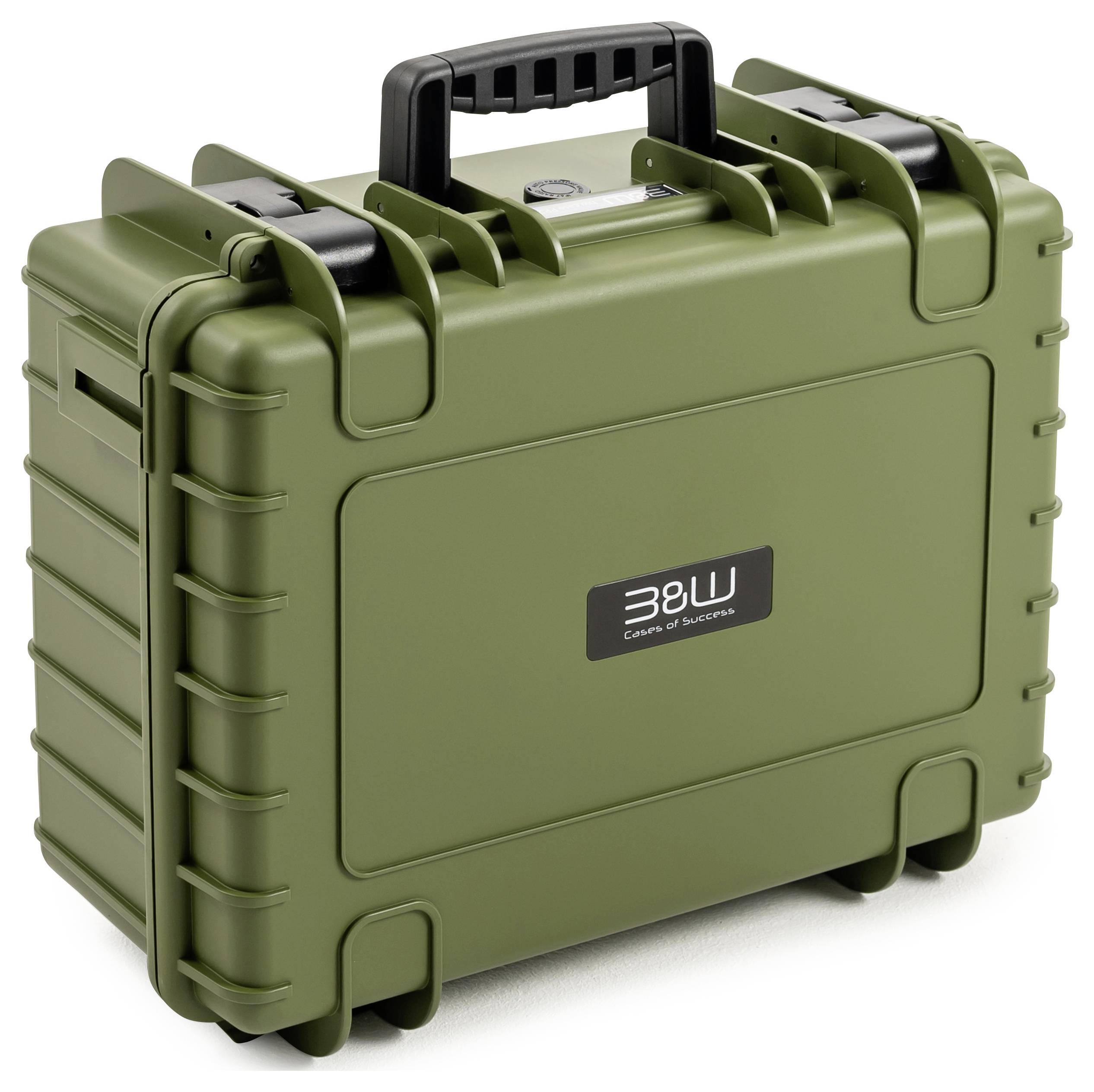 Ein robustes grünes Transportgehäuse mit schwarzem Griff und sicheren Verschlüssen, beschriftet mit „BW