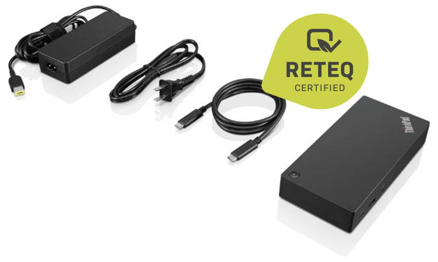 Drei Laptop-Adapter in unterschiedlichen Größen und Kabeln, einer mit einem 