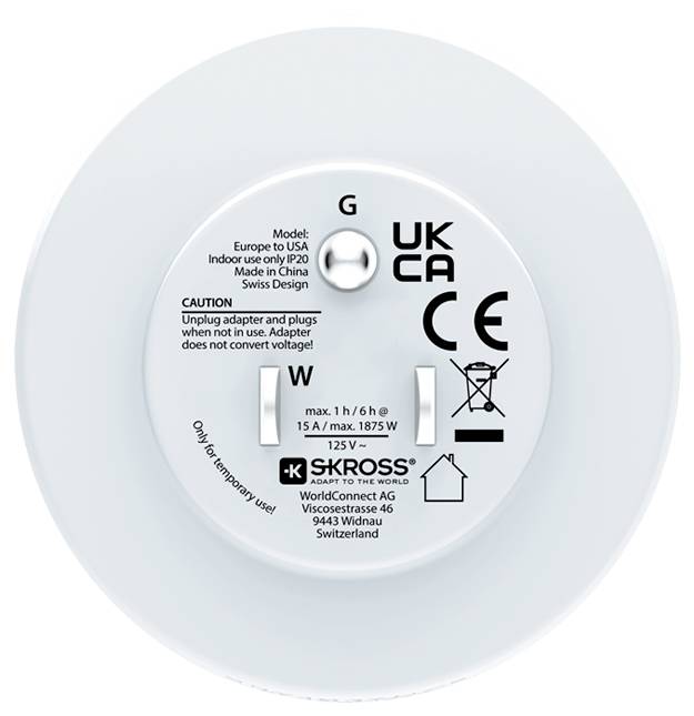 Ein weißer europäischer Reiseadapter für die USA von 'SKROSS', mit Sicherheitsanweisungen, Modellspezifikationen und Zertifizierungssymbolen.