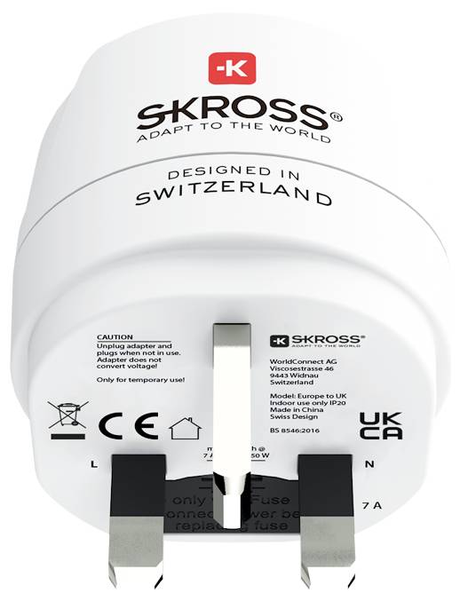 Ein weißer SKROSS Reiseadapter mit dreipoliger britischer Steckdose, gekennzeichnet mit „Designed in Switzerland
