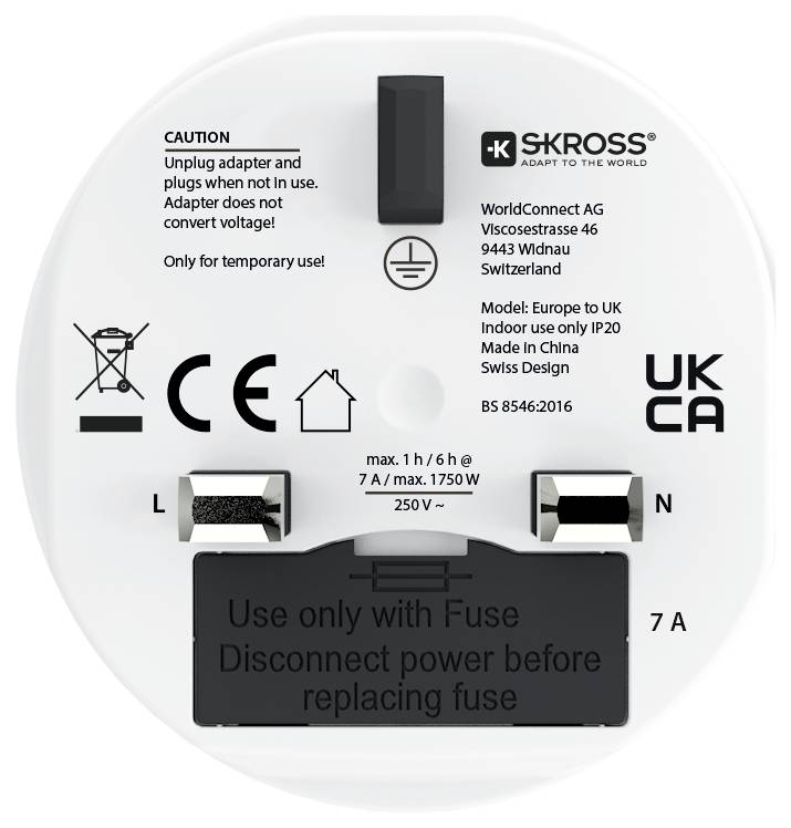 Ein weißer Elektrostecker-Adapter mit drei Stiften und einem Etikett mit der Aufschrift „Nur mit Sicherung verwenden. Stromversorgung vor dem Austausch der Sicherung unterbrechen.