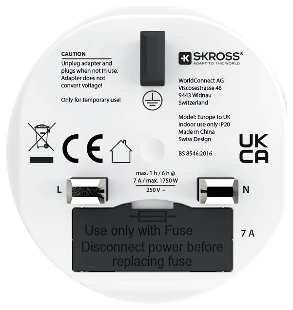 Weißer Elektrostecker-Adapter mit verschiedenen Sicherheitswarnungen und Anweisungen, einschließlich Markendetails und Zertifizierungslogos zur Einhaltung von Vorschriften.