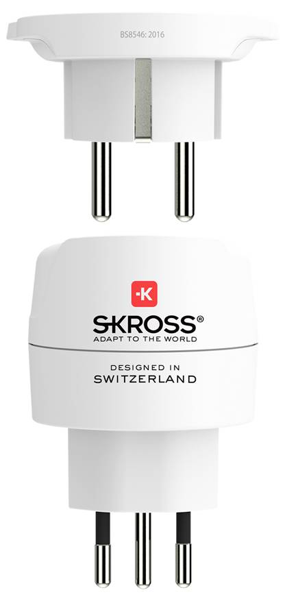 Ein weißer Schweizer Adapter-Stecker mit drei Metallstiften und 'SKROSS'-Branding, konzipiert für Steckdosen mehrerer Länder.