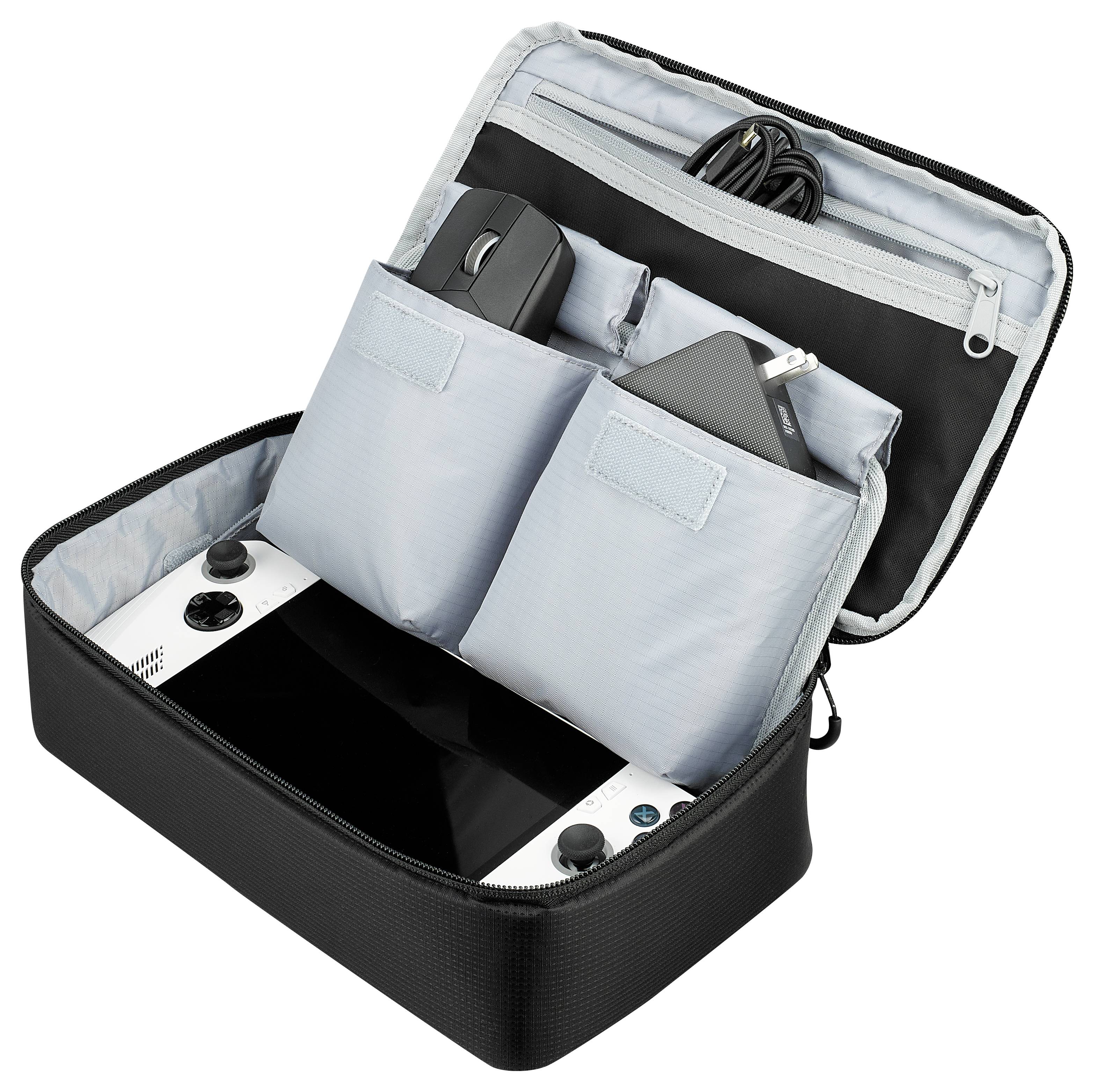 Eine tragbare Spielkonsole in einem schwarzen Reiseetui mit zwei grauen Taschen für eine Maus und ein Ladegerät sowie einer Reißverschlusstasche für Zubehör.