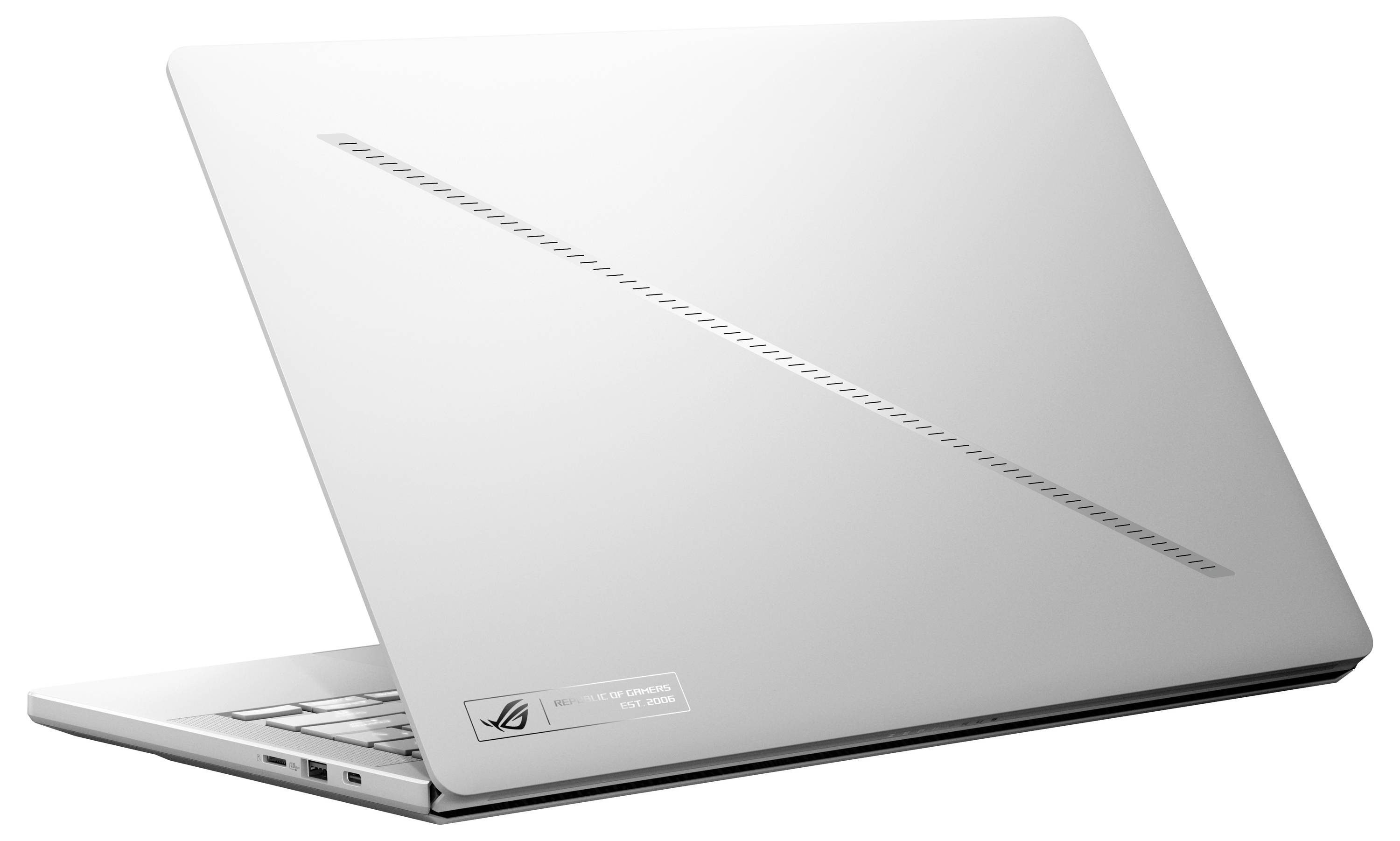 Ein weißer Laptop, teilweise geöffnet, von hinten betrachtet, mit einem diagonalen Lüftungsgitter und einem Logo in der Ecke, vor einem einfachen Hintergrund.