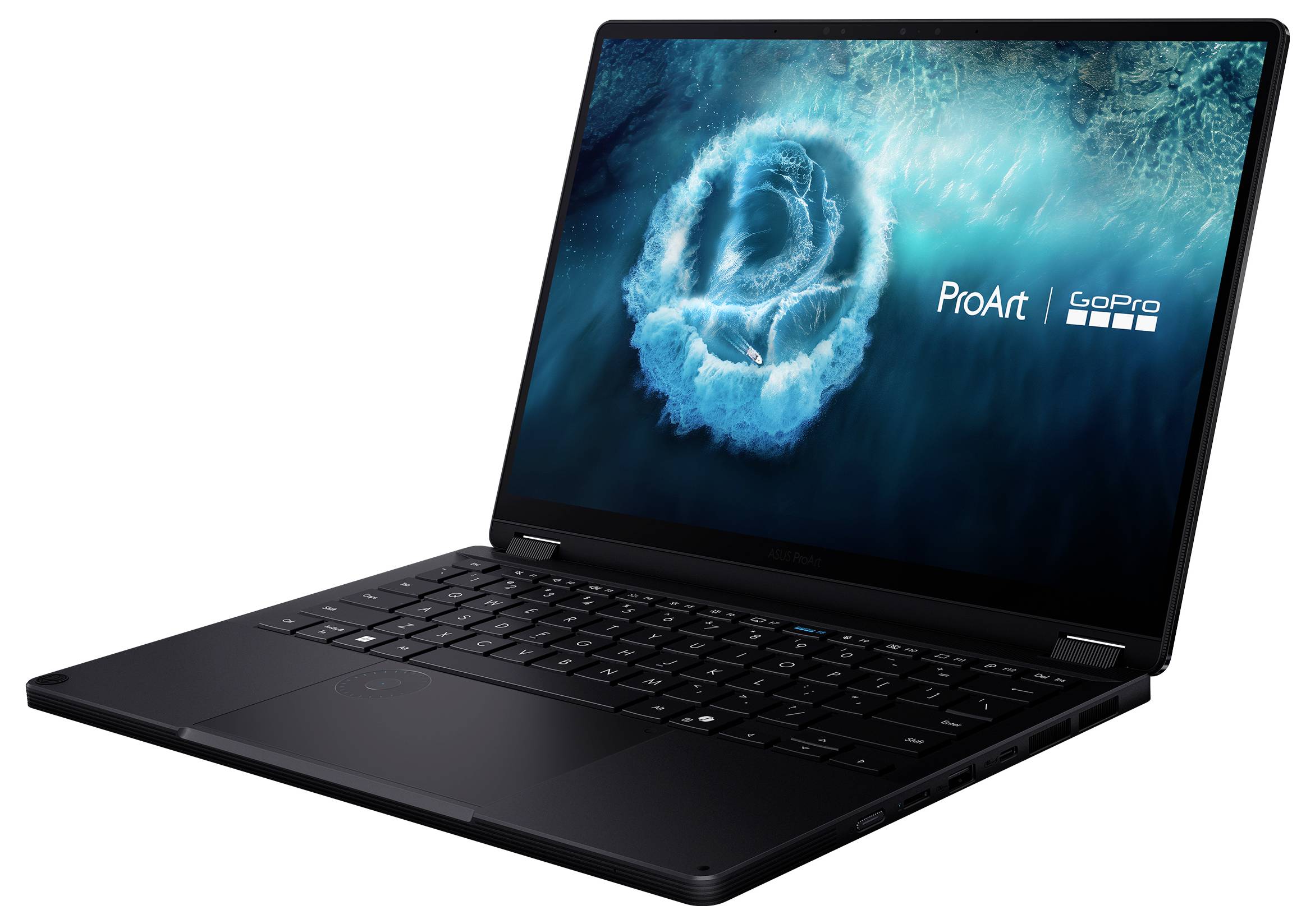 Ein schlanker, schwarzer Laptop ist geöffnet und zeigt einen Desktop-Hintergrund mit einer wirbelnden blauen Grafik und weißem Text „ProArt, CoPro