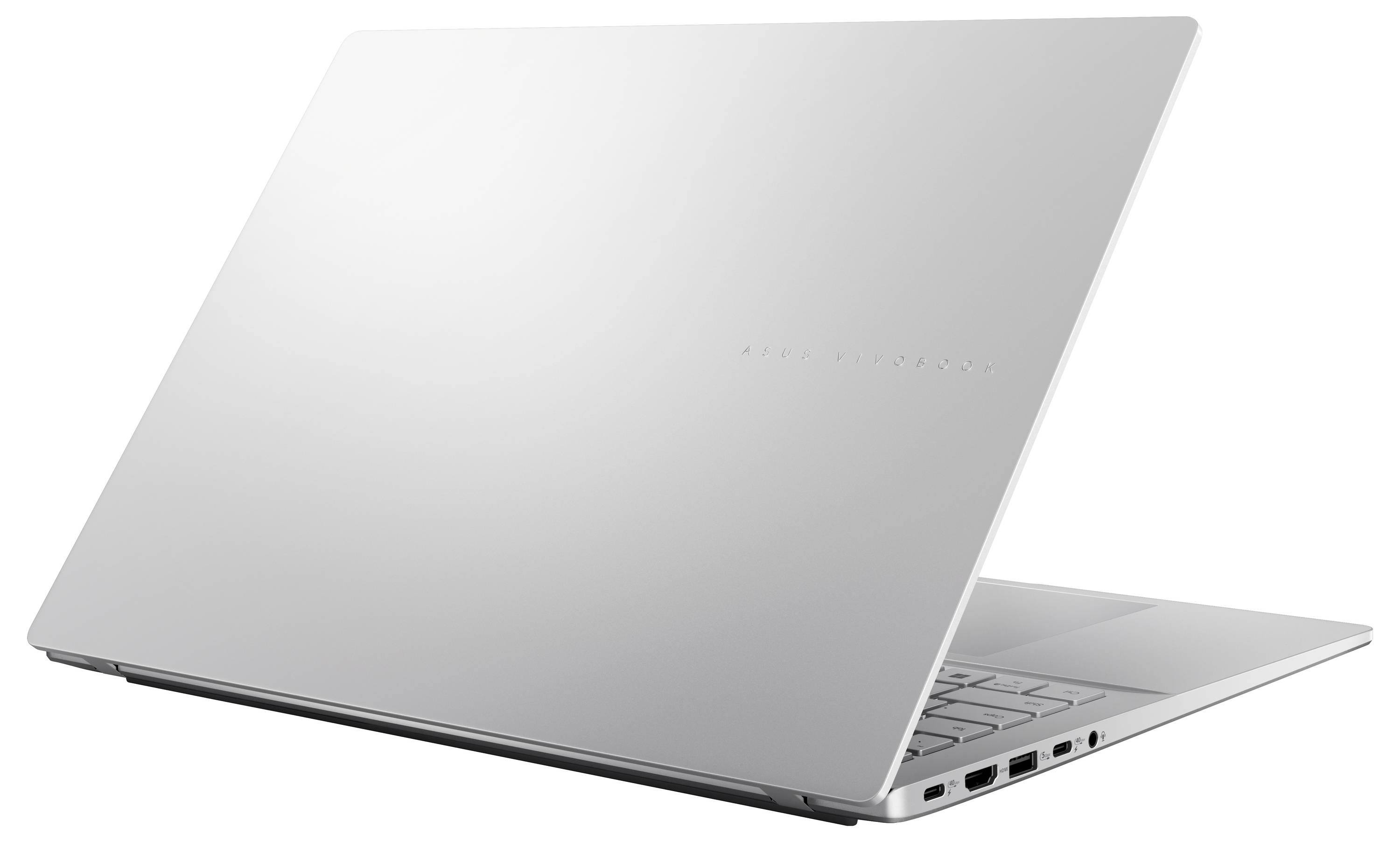 Ein eleganter, silberner Laptop mit schlankem Design wird leicht geöffnet gezeigt und hebt seine moderne Ästhetik und seinen minimalistischen Stil hervor.