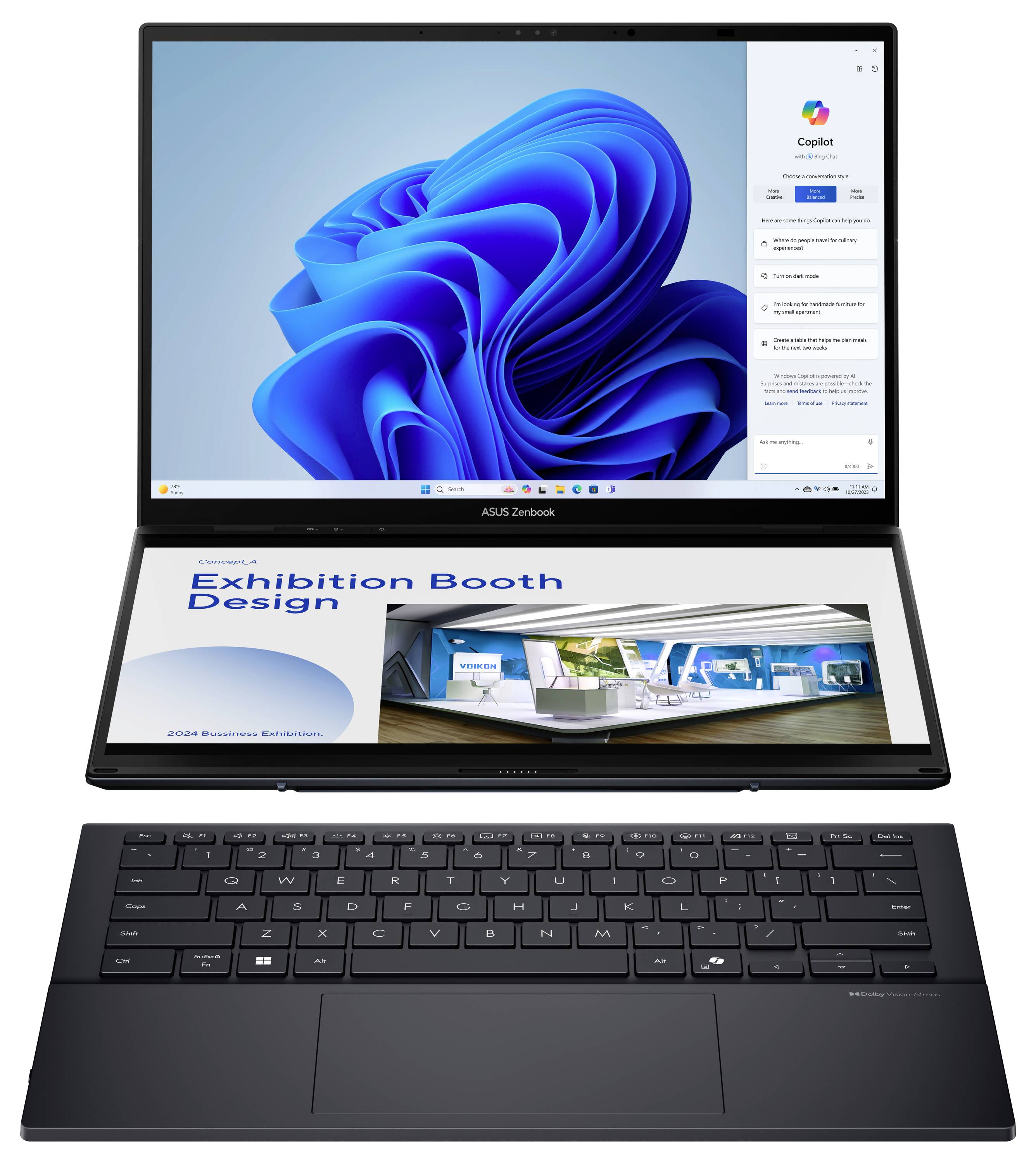 Ein Laptop mit Doppelbildschirm zeigt einen digitalen Arbeitsbereich mit einem virtuellen Treffen an. Der zweite Bildschirm zeigt 