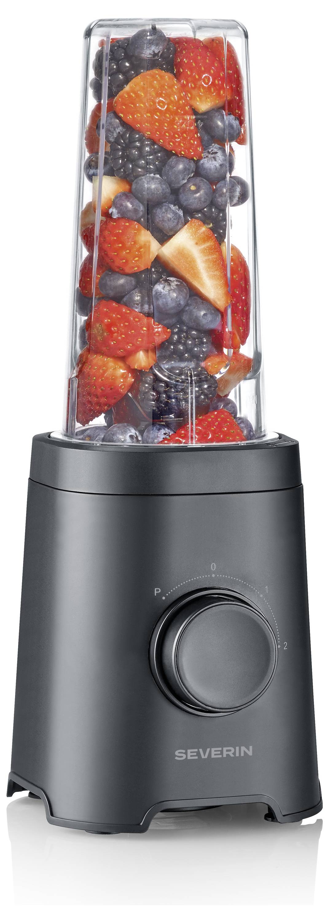 Ein schwarzer Mixer mit einem transparenten Behälter gefüllt mit Erdbeeren, Blaubeeren und Brombeeren, bereit zum Mixen.
