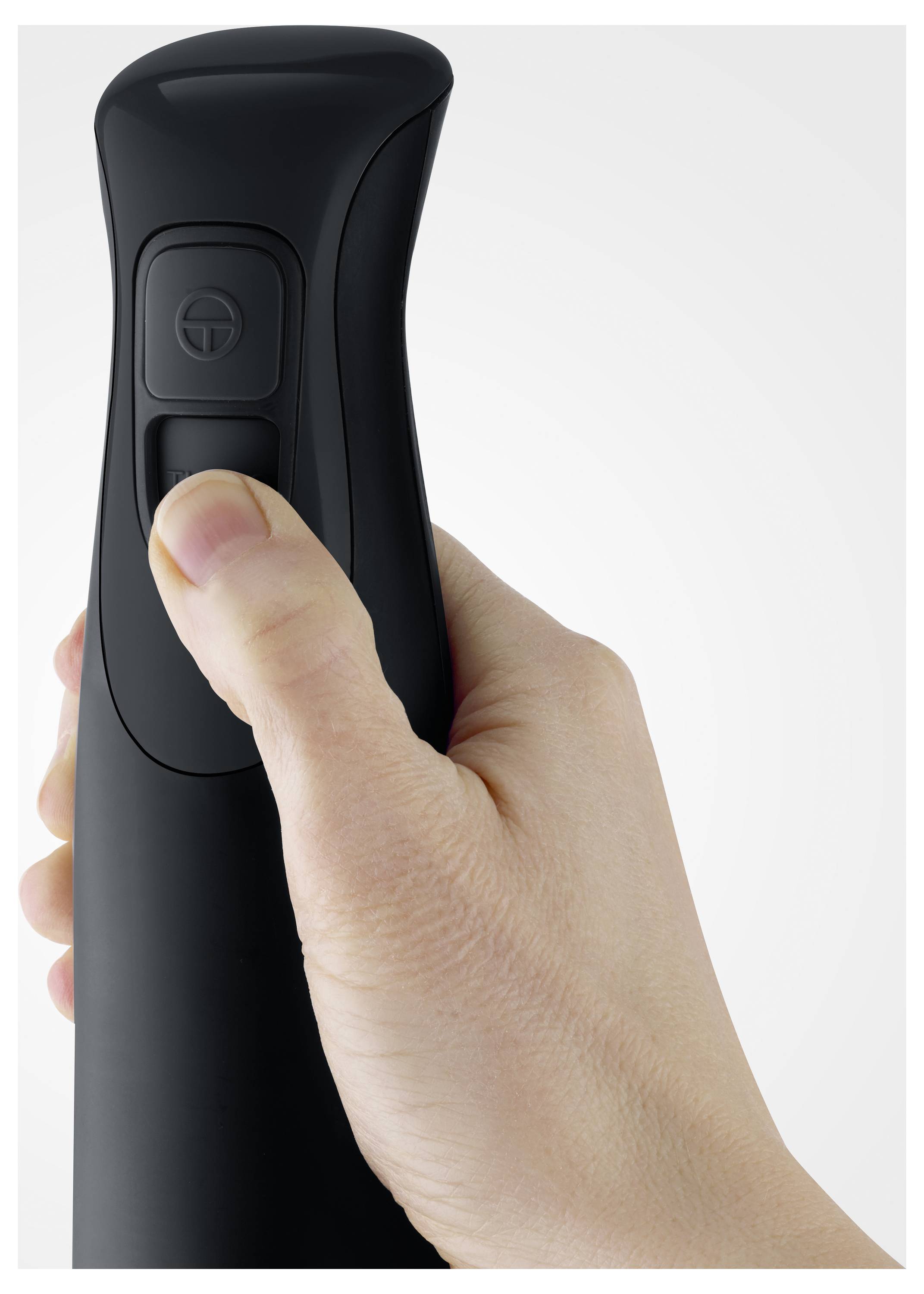 Eine Hand greift eine schwarze Flasche mit einer Pumpduese, der Daumen ruht auf dem Knopf, bereit zum Drücken.