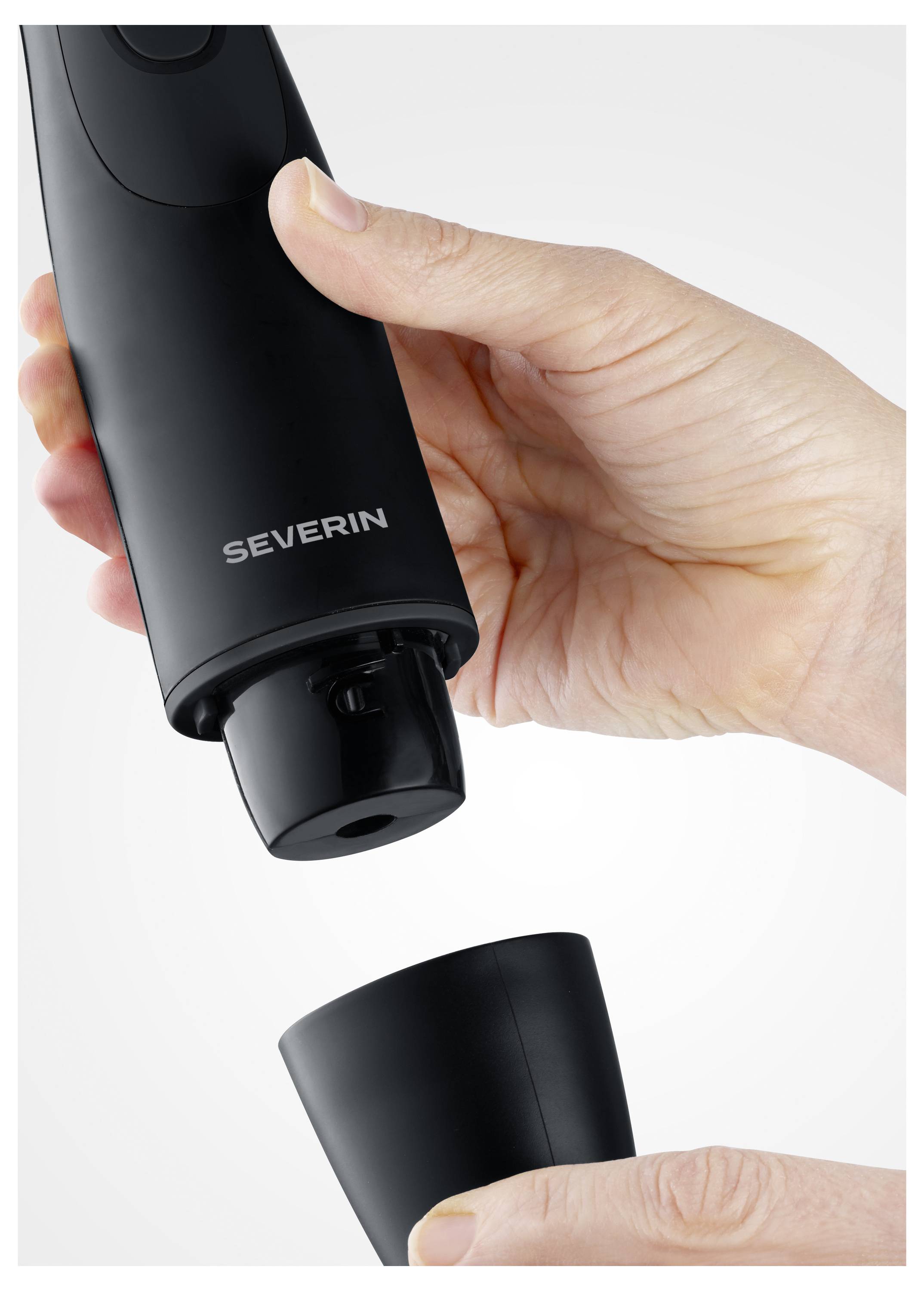 Zwei Hände halten einen schwarzen elektrischen Weinöffner der Marke „SEVERIN