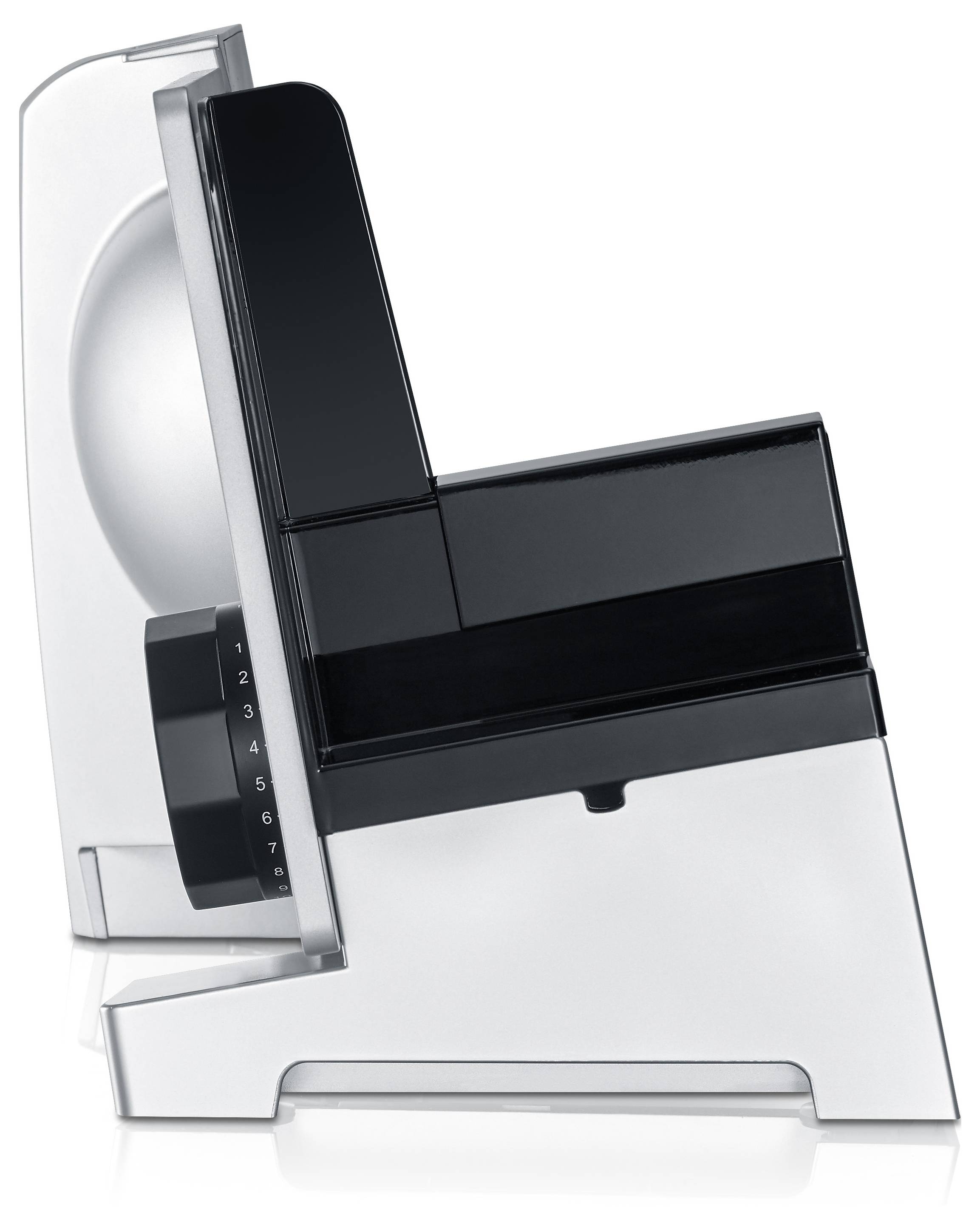 Eine moderne, elegante Schneidemaschine aus Silber und Schwarz mit einstellbaren Einstellungen, die für präzises Lebensmittelschneiden konzipiert ist, dargestellt in einer Seitenansicht.