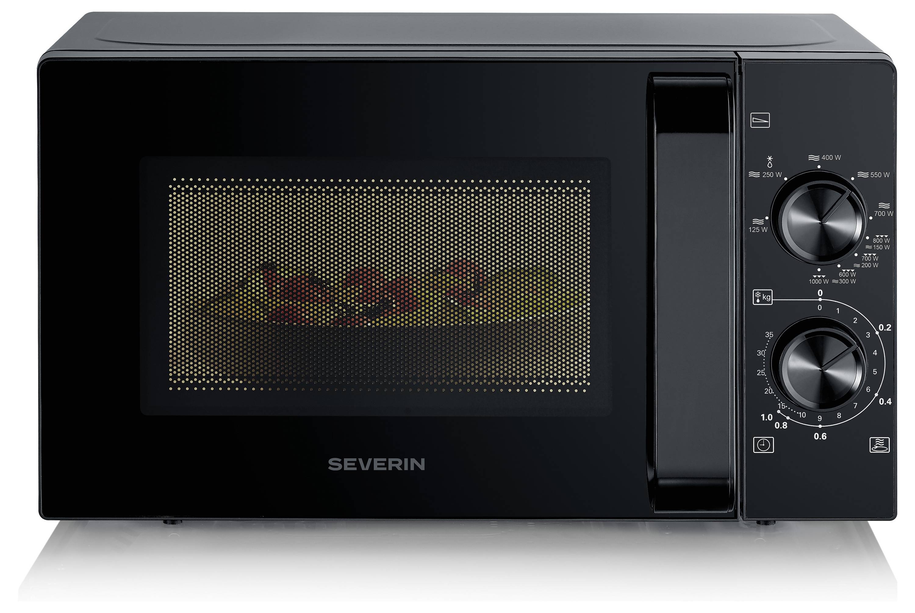 Eine schwarze Mikrowelle mit zwei Bedienungsknöpfen auf der rechten Seite; Lebensmittel sind durch das Frontfenster sichtbar.