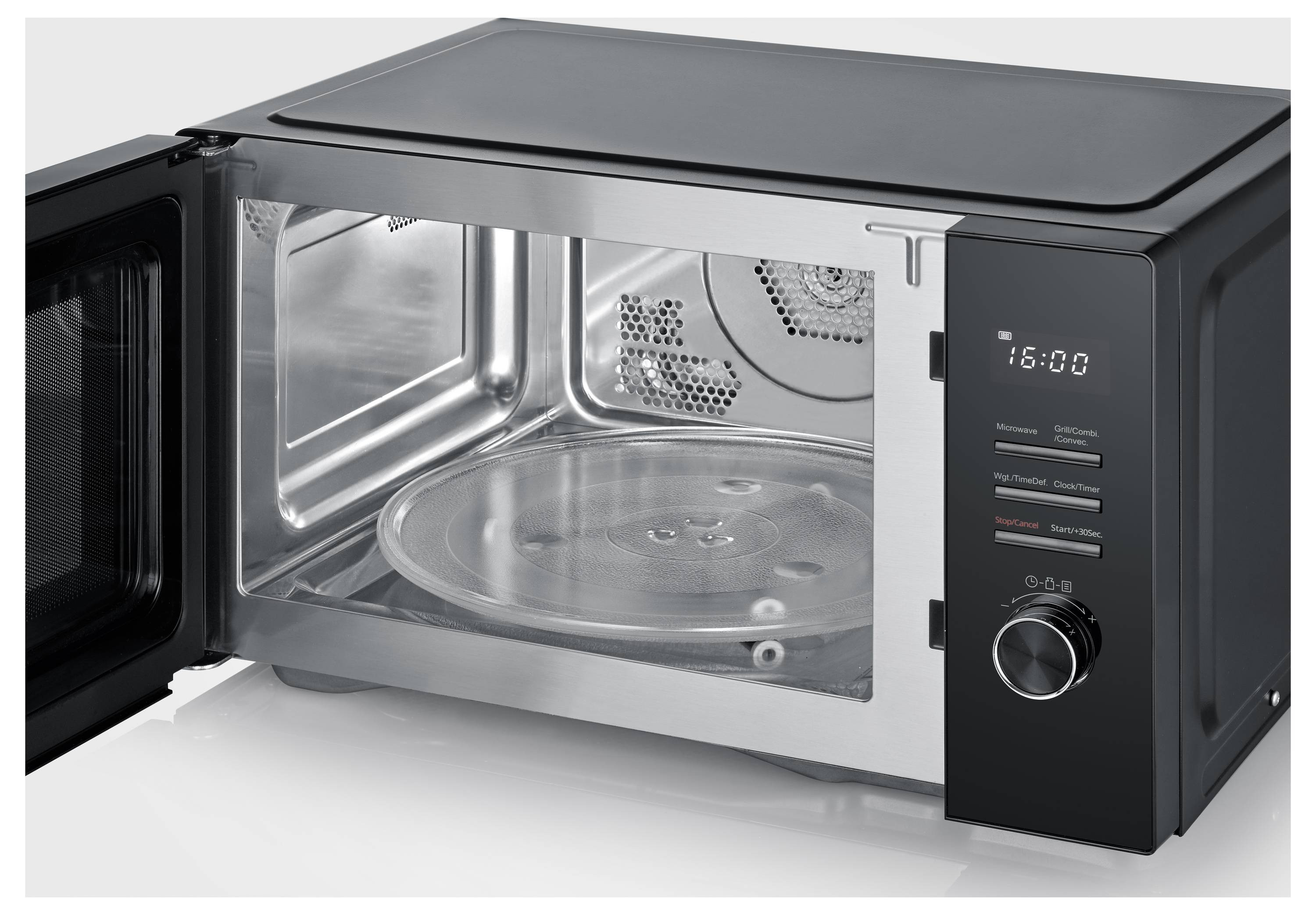 Ein schwarzer Mikrowellenherd mit offener Tür, der das Glastablett im Inneren zeigt. Das Bedienfeld zeigt 