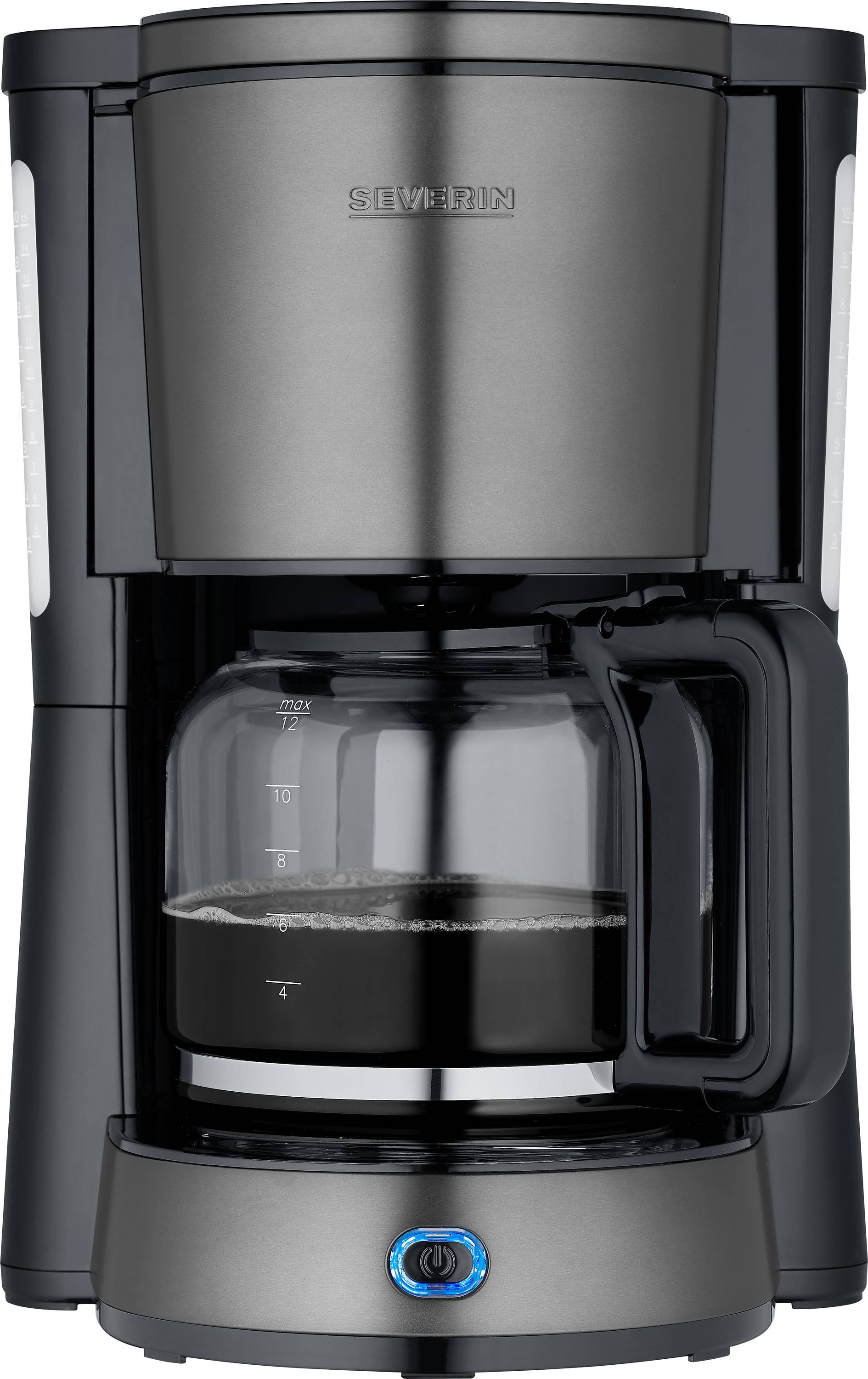 Eine schwarz-silberne Kaffeemaschine mit einer Glaskanne, die halb mit Kaffee gefüllt ist, und mit einem blauen Netzschalter auf der Basis.