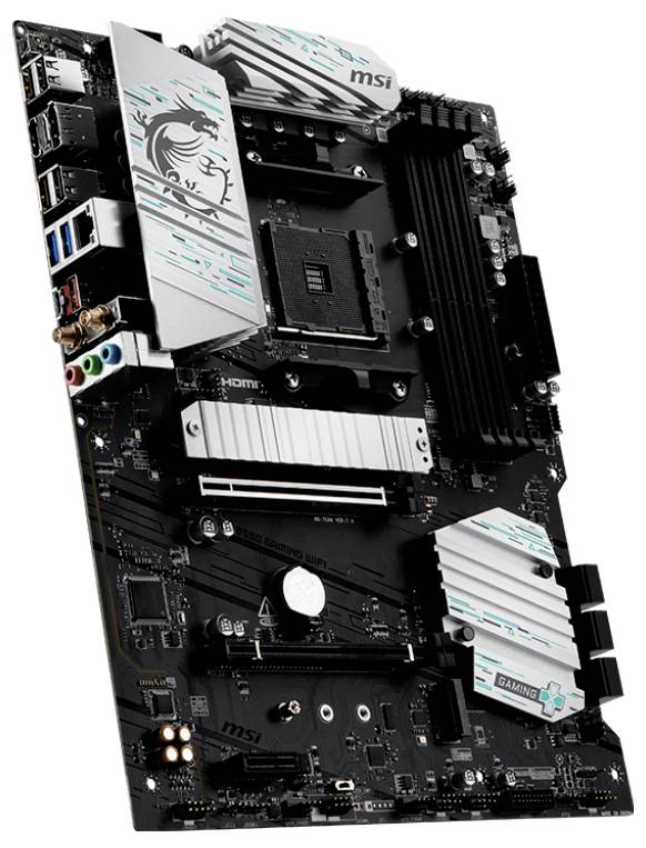 Ein schwarzes MSI-Motherboard mit silbernen Kühlkörpern, das mehrere Erweiterungssteckplätze, USB-Anschlüsse, Audiobuchsen und RGB-Akzente in diagonaler Anordnung aufweist.