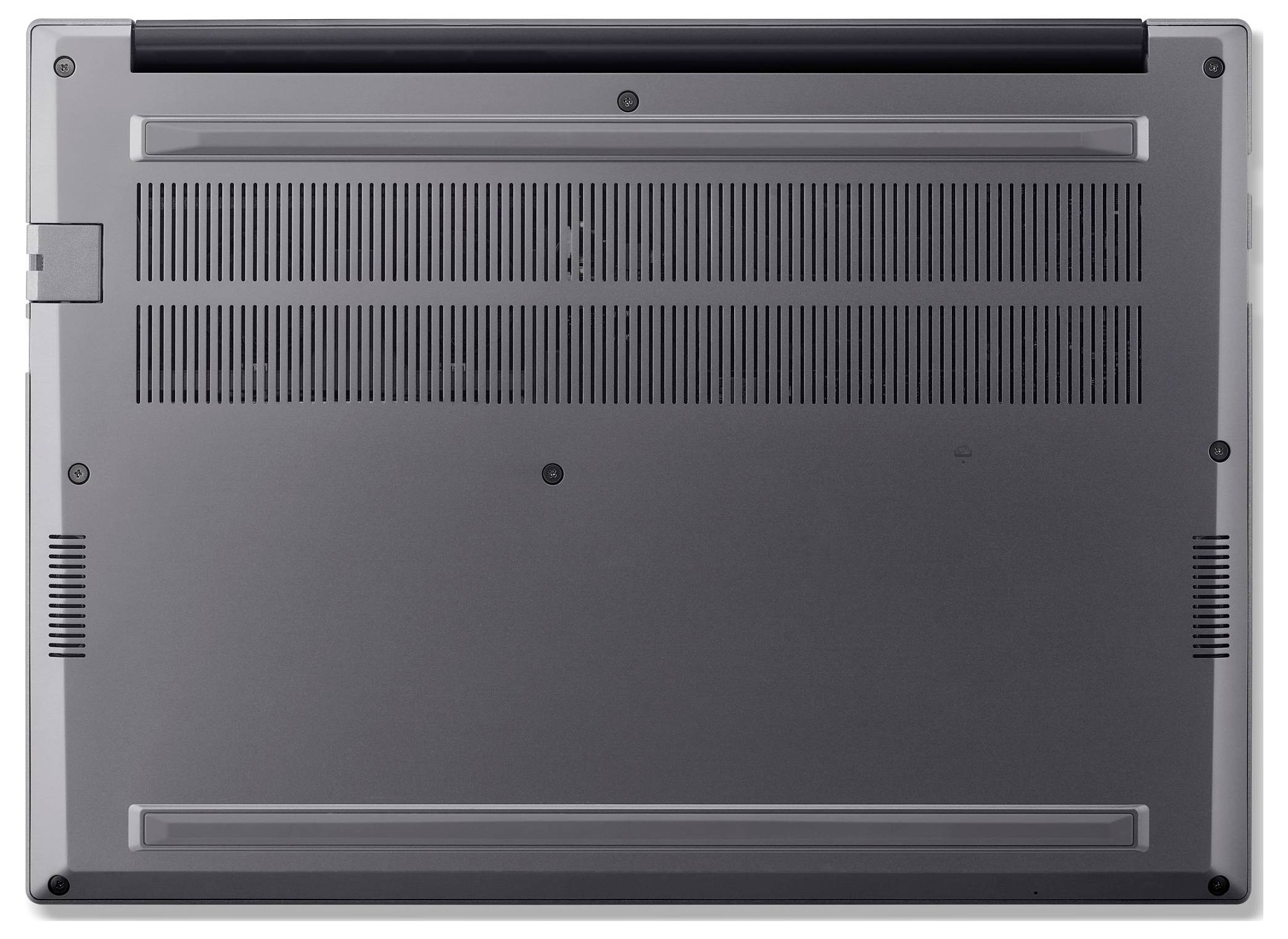 Das Bild zeigt die Unterseite eines geschlossenen Laptops mit sichtbaren Belüftungsschlitzen und Schrauben auf einer flachen, hellfarbigen Oberfläche.