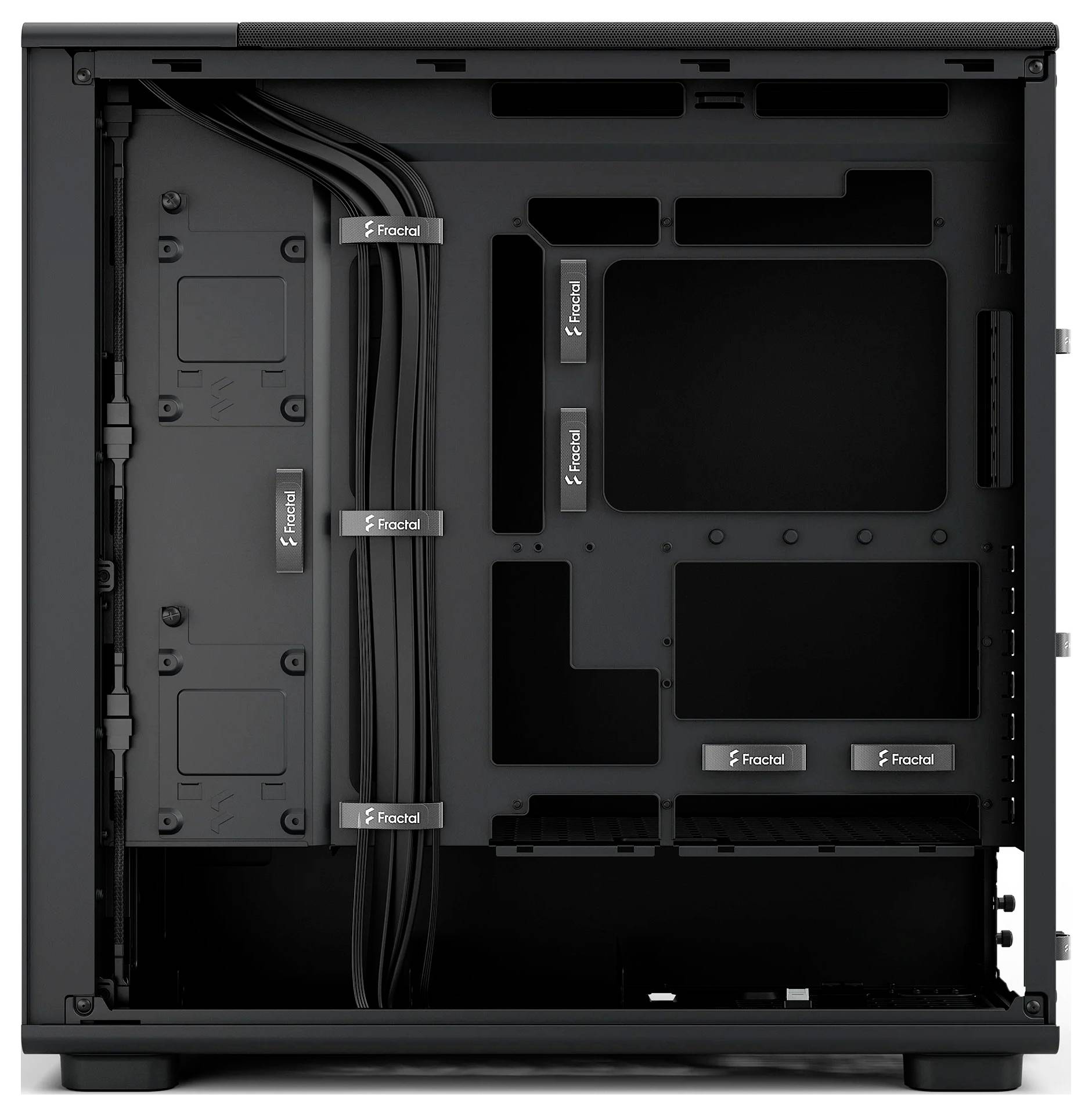 Ein schwarzes Computergehäuse-Inneres, das Kabelführungskanäle und Metallmontageplätze für Laufwerke mit der Beschriftung 