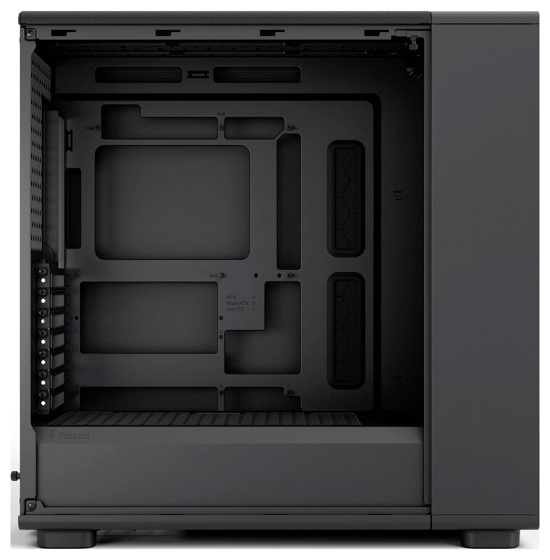 Leeres schwarzes Computergehäuse mit offener Seite, die interne Steckplätze und Schächte für Komponenten zeigt.