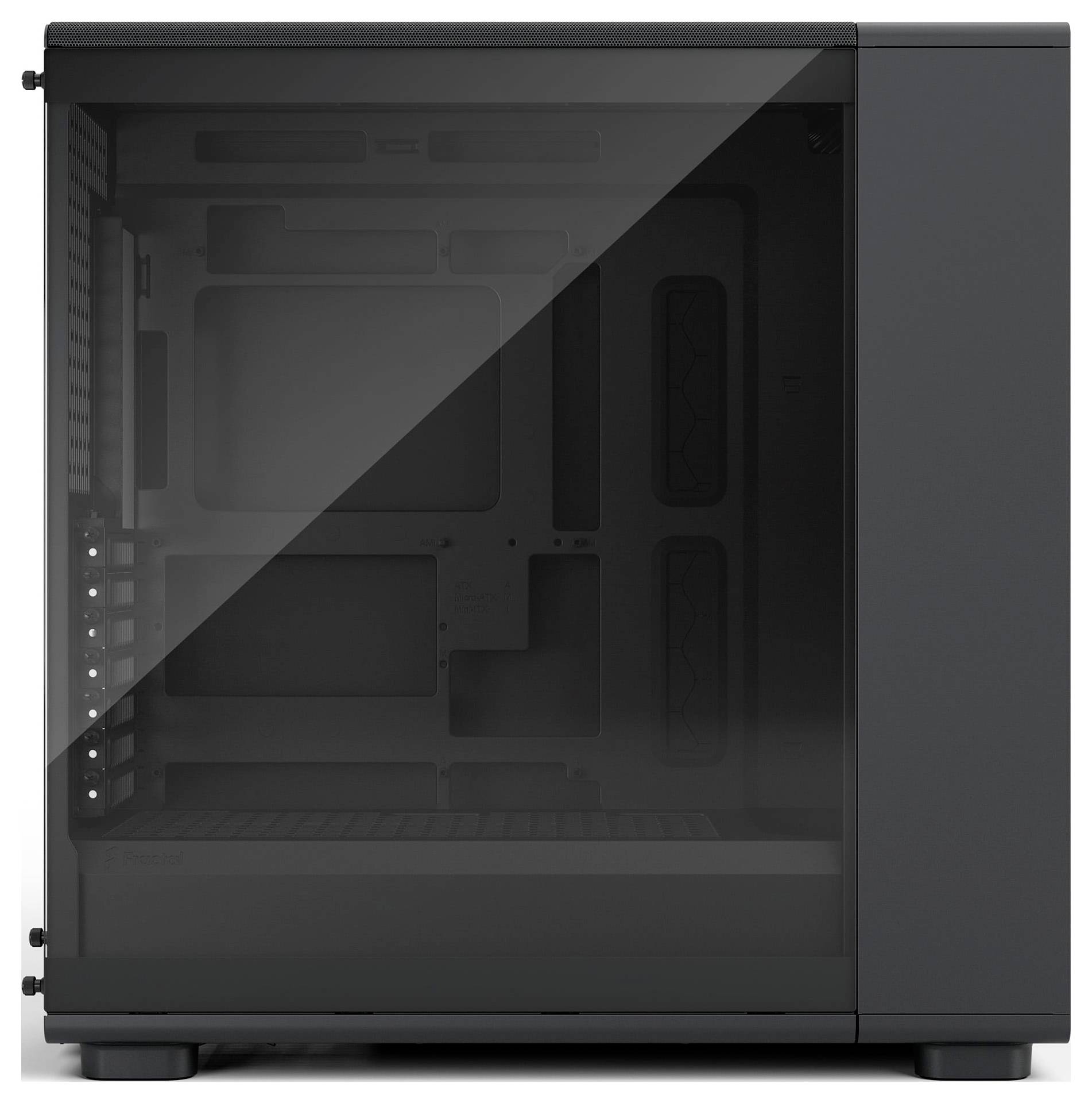 Ein schwarzes Computergehäuse mit transparentem Seitenpaneel, das ein leeres Innenraumlayout zur Installation von Komponenten zeigt.